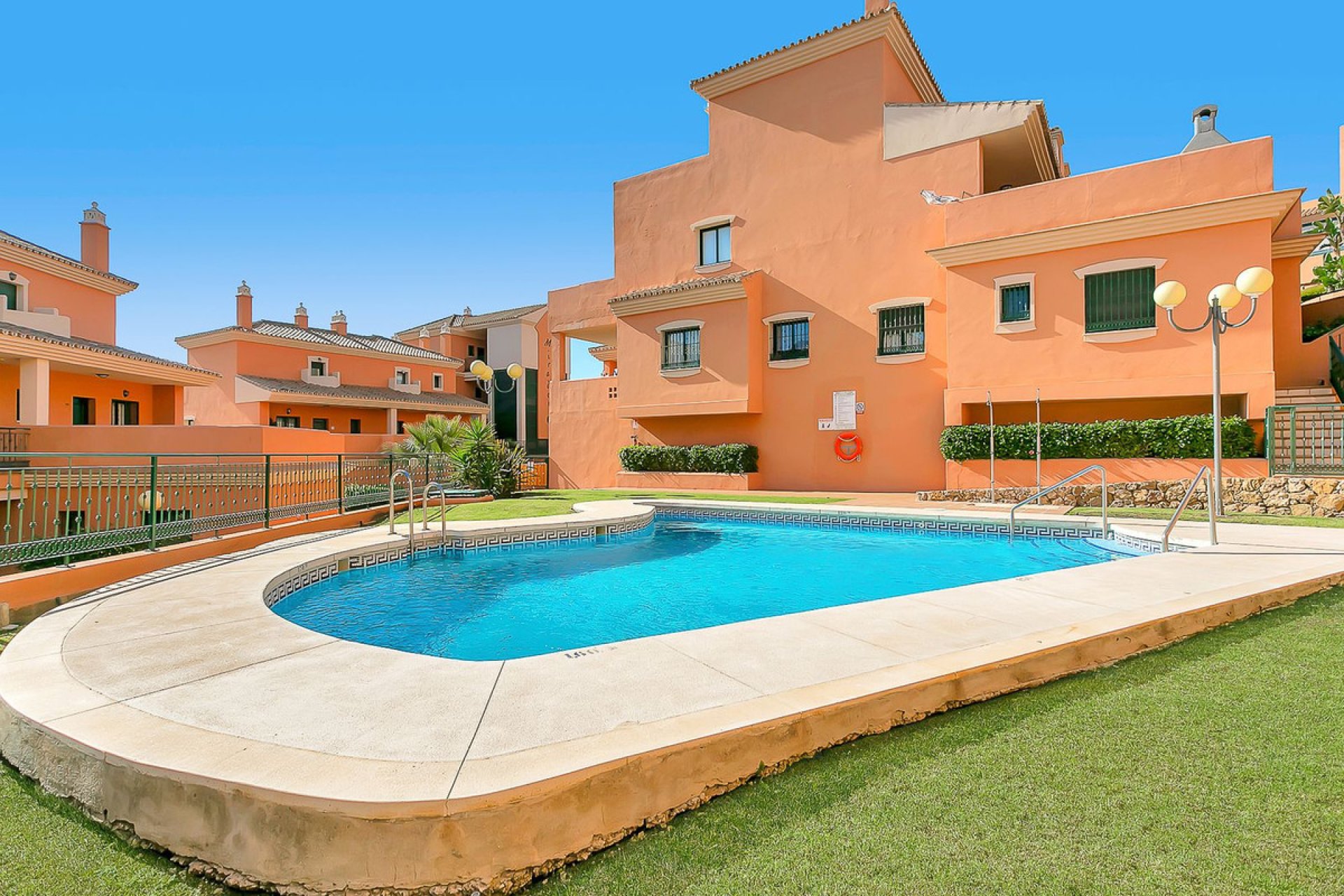 Resale - Apartment - Middle Floor Apartment - Marbella - Elviria