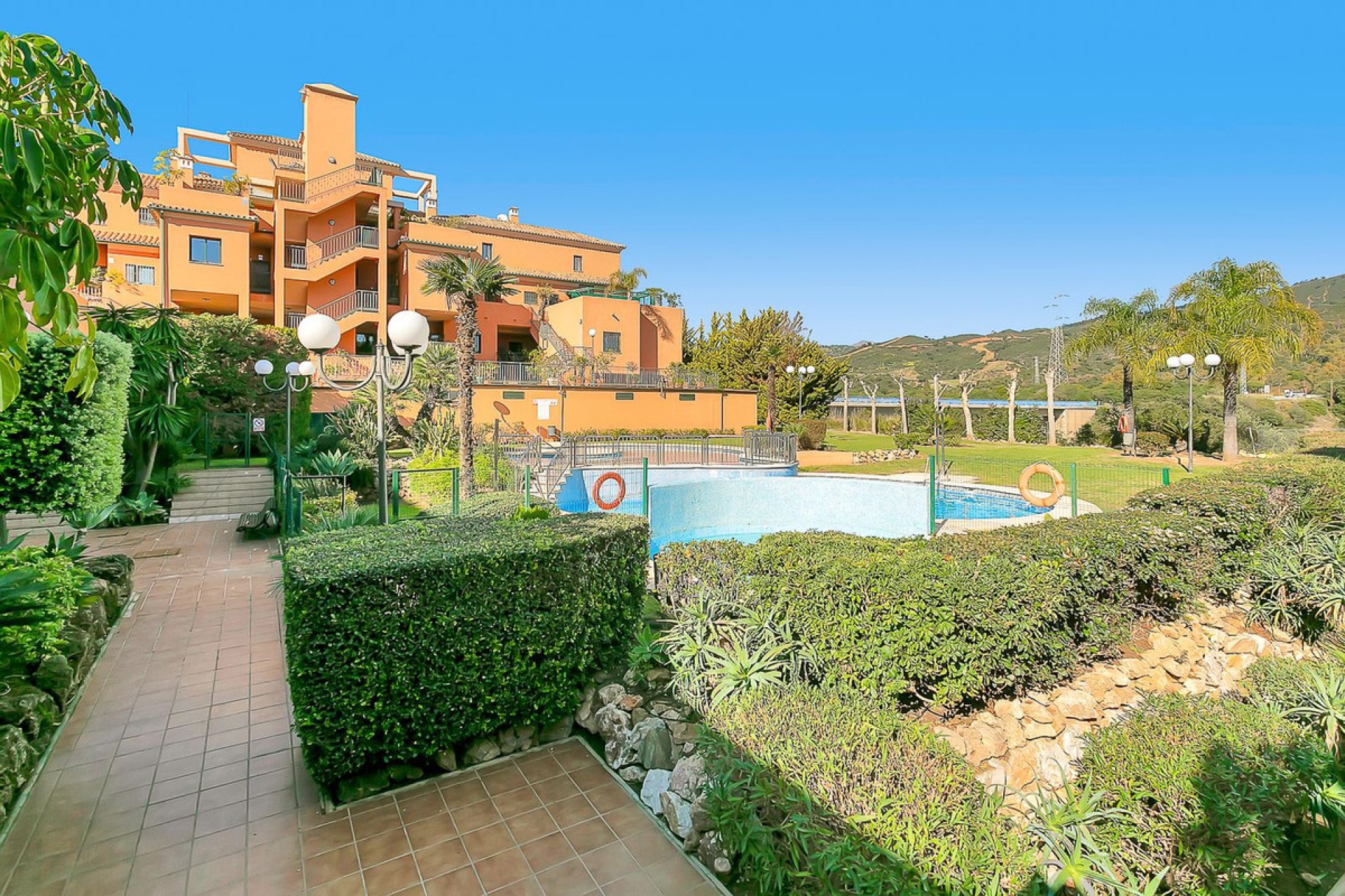 Resale - Apartment - Middle Floor Apartment - Marbella - Elviria