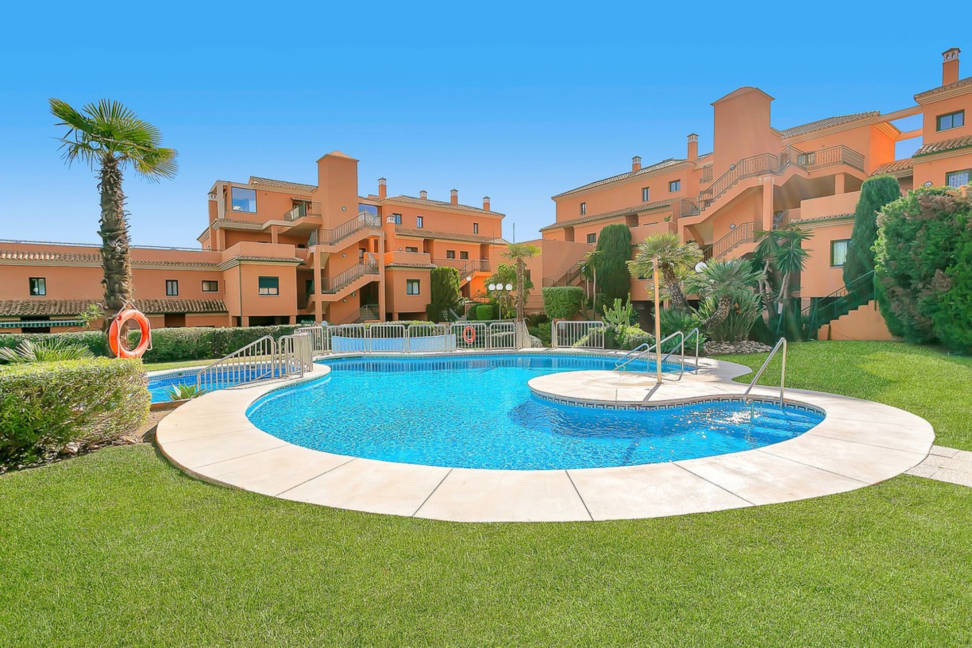 Resale - Apartment - Middle Floor Apartment - Marbella - Elviria