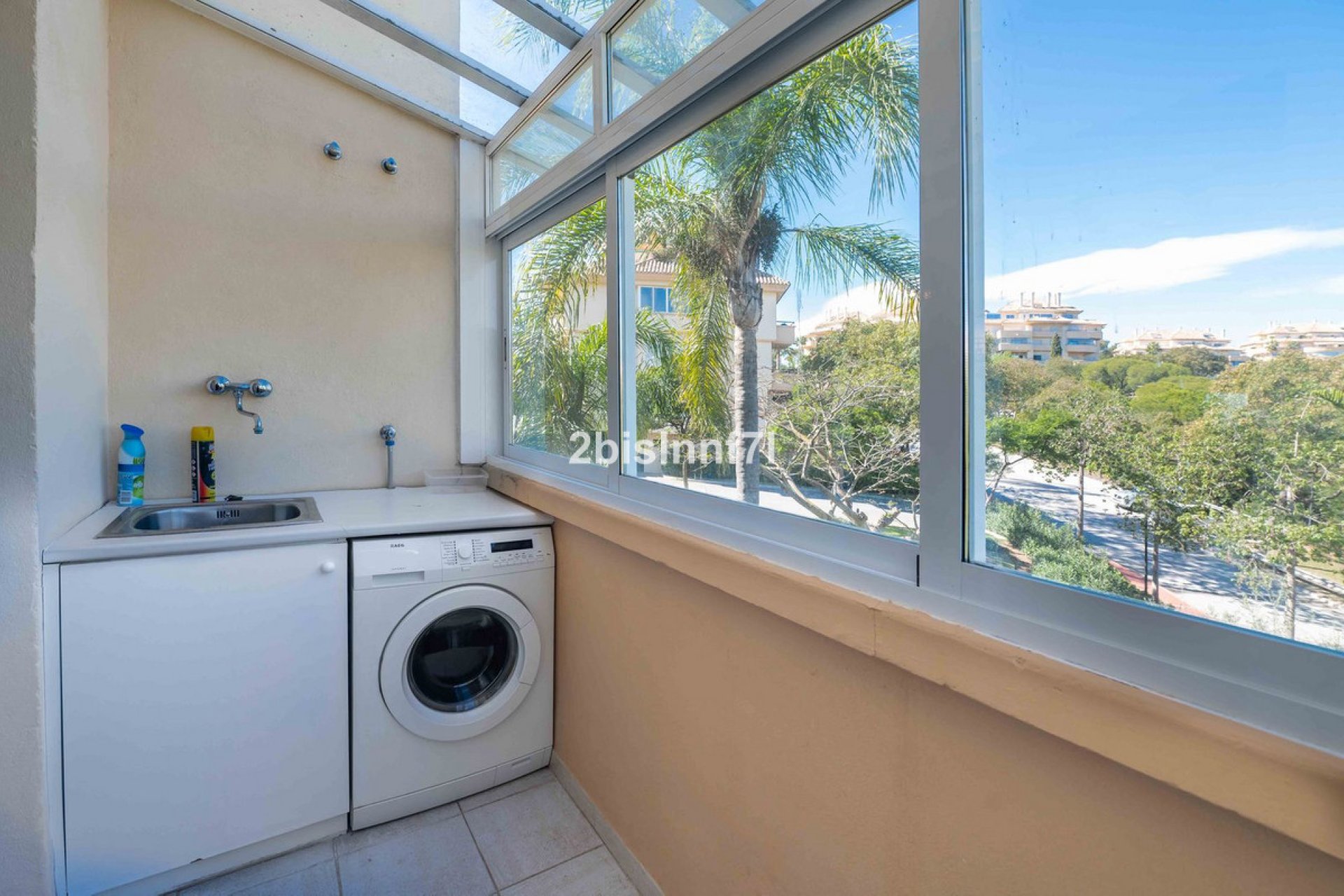 Resale - Apartment - Middle Floor Apartment - Marbella - Elviria