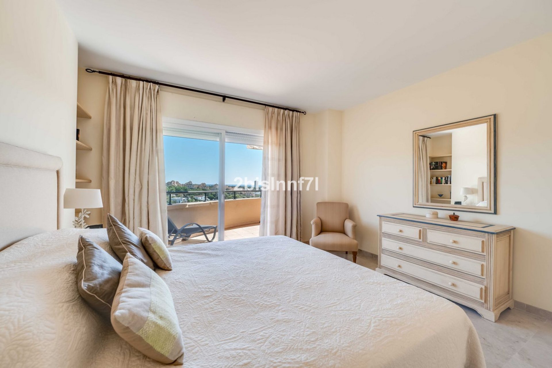 Resale - Apartment - Middle Floor Apartment - Marbella - Elviria