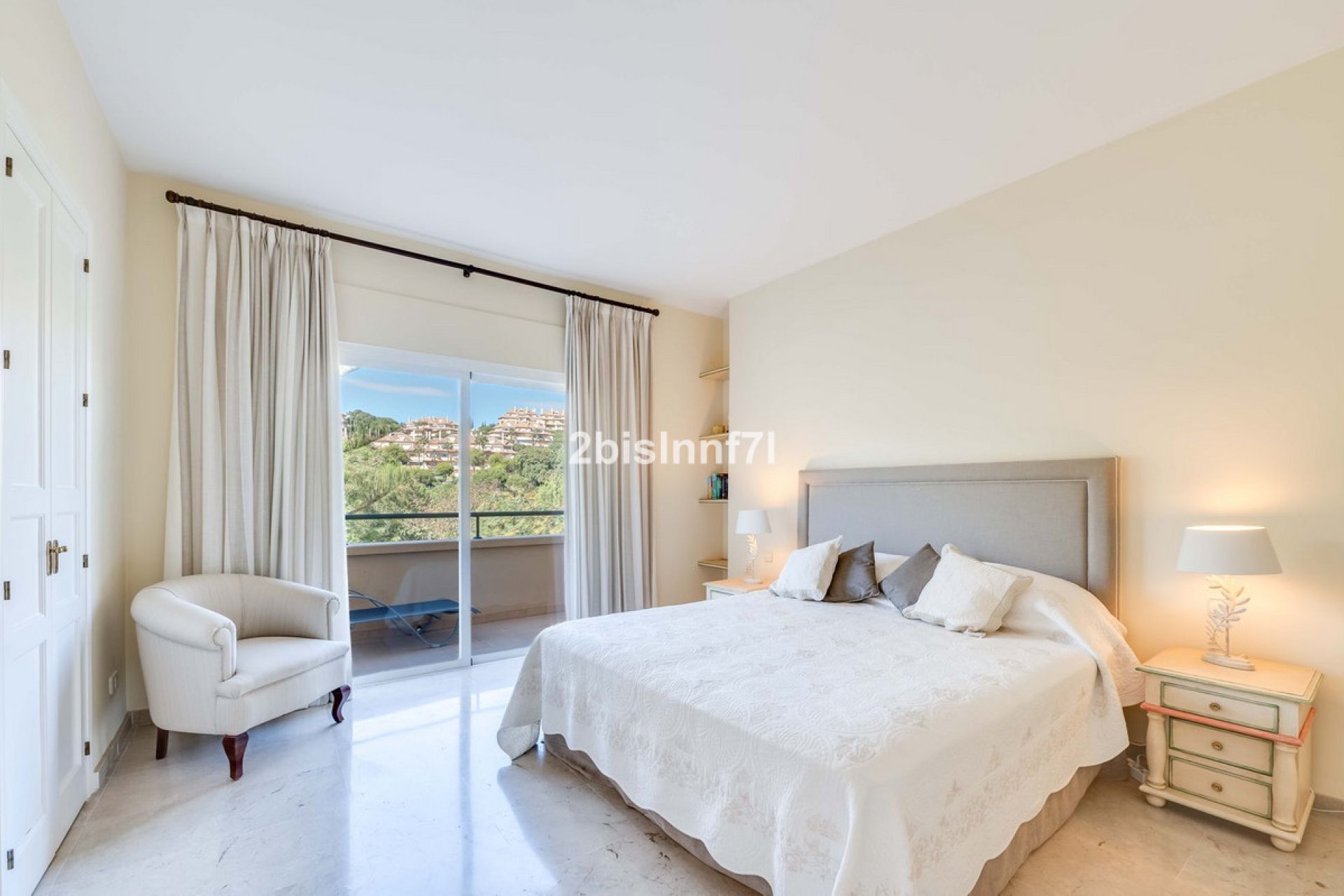 Resale - Apartment - Middle Floor Apartment - Marbella - Elviria