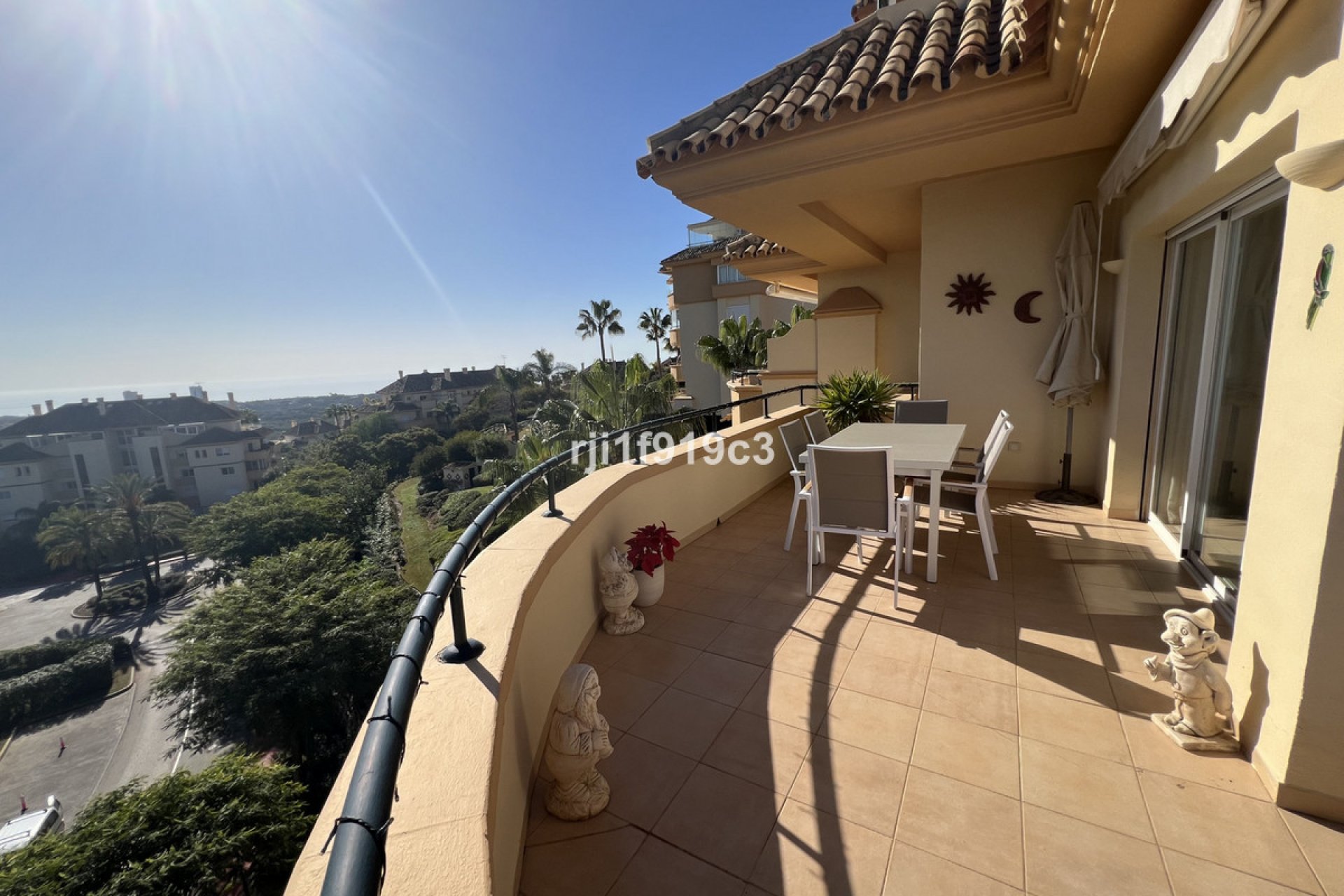 Resale - Apartment - Middle Floor Apartment - Marbella - Elviria