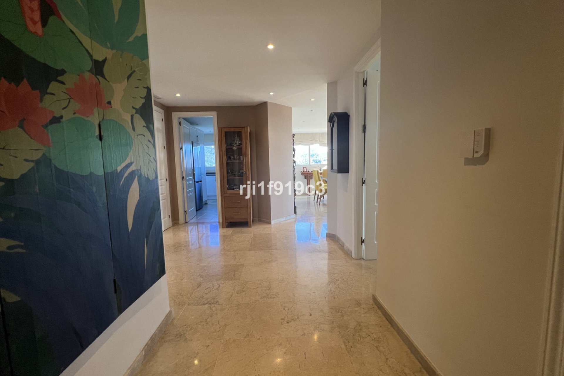 Resale - Apartment - Middle Floor Apartment - Marbella - Elviria