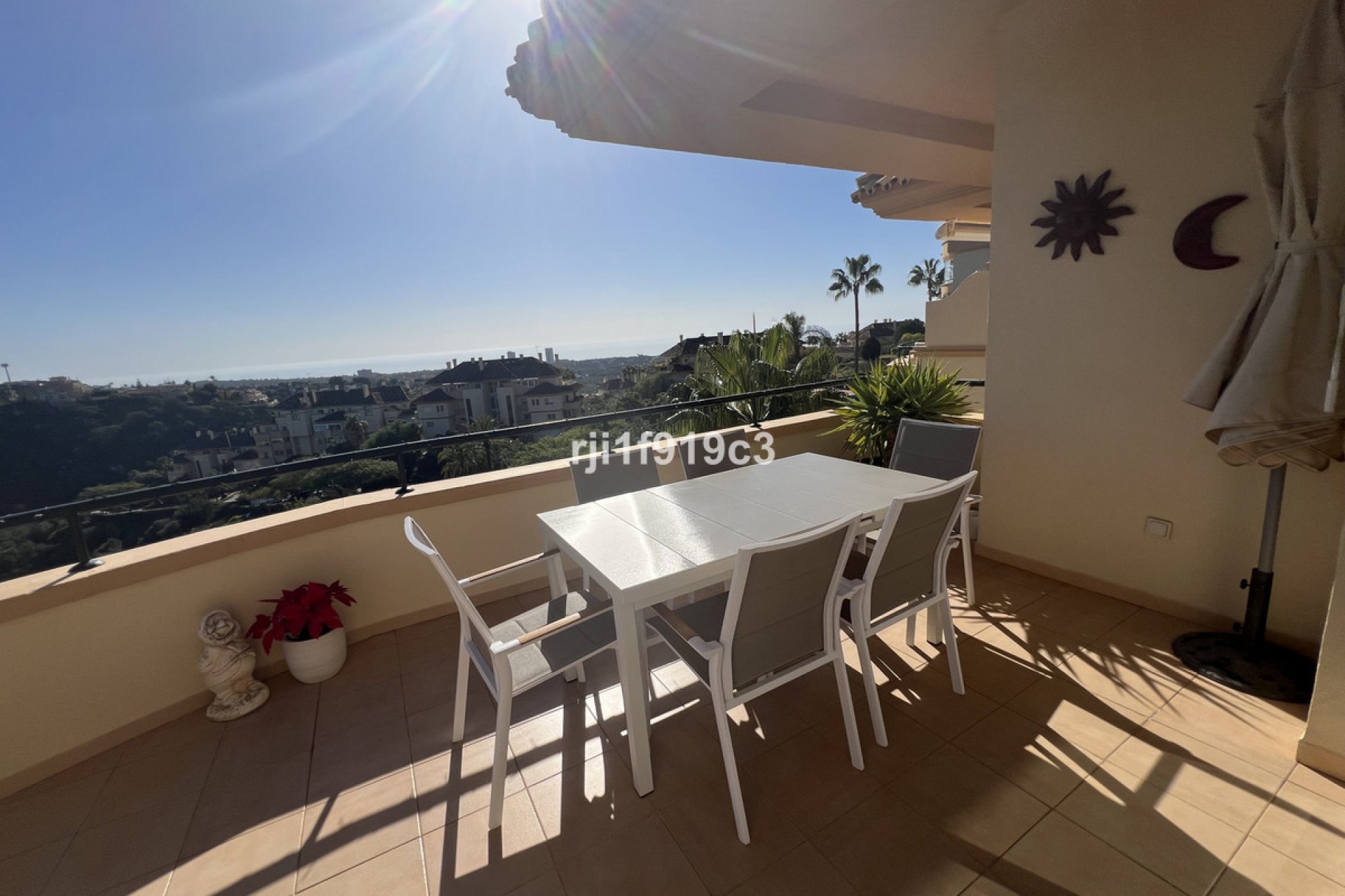 Resale - Apartment - Middle Floor Apartment - Marbella - Elviria