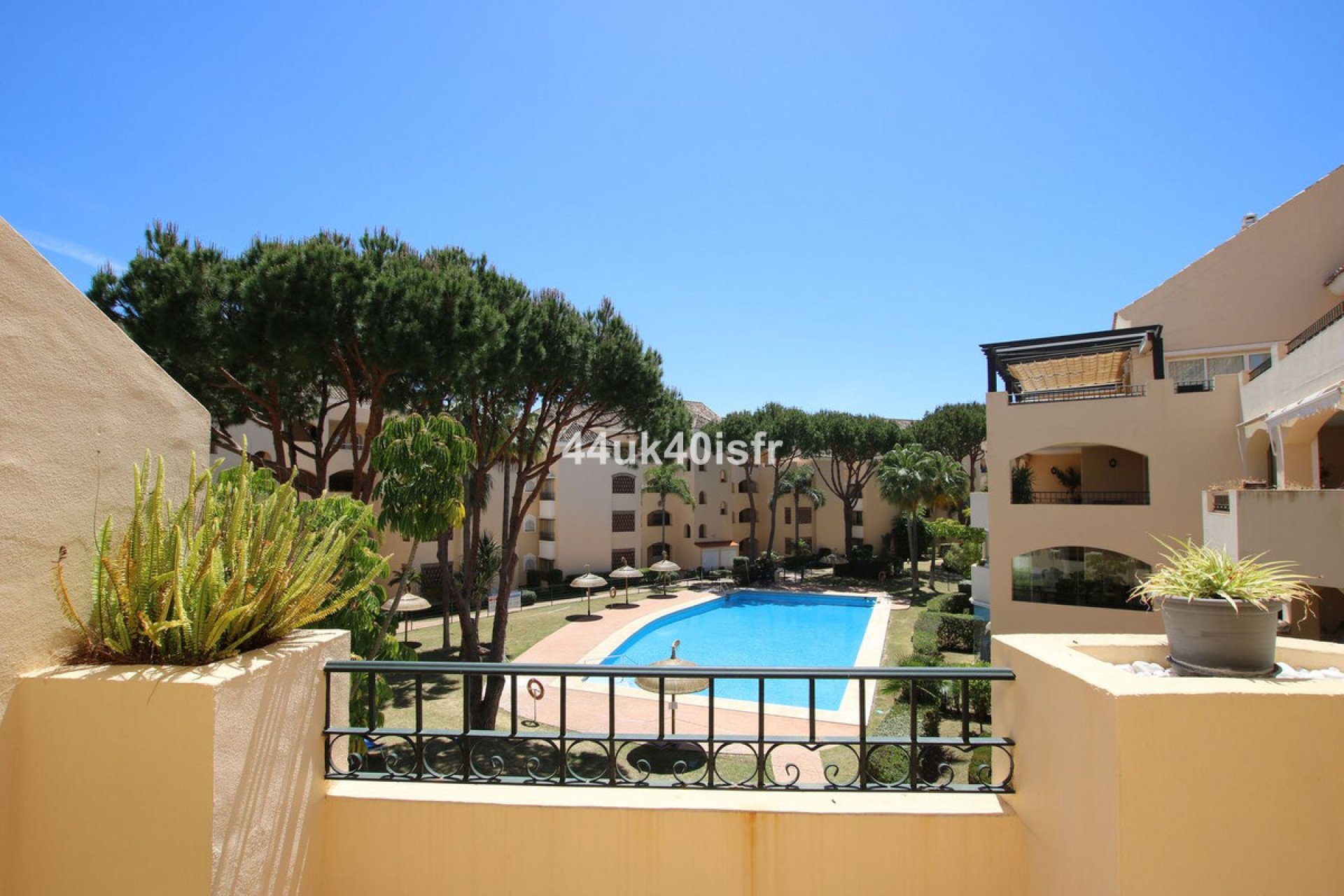 Resale - Apartment - Middle Floor Apartment - Marbella - Elviria