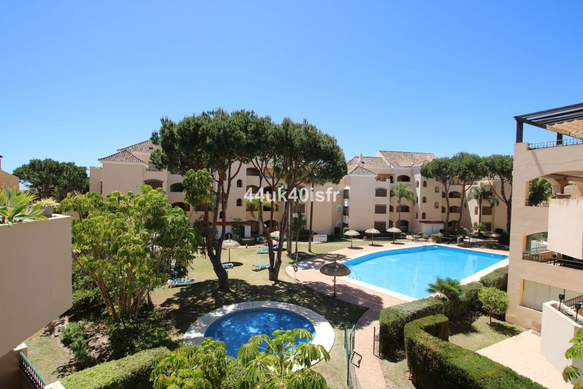 Resale - Apartment - Middle Floor Apartment - Marbella - Elviria