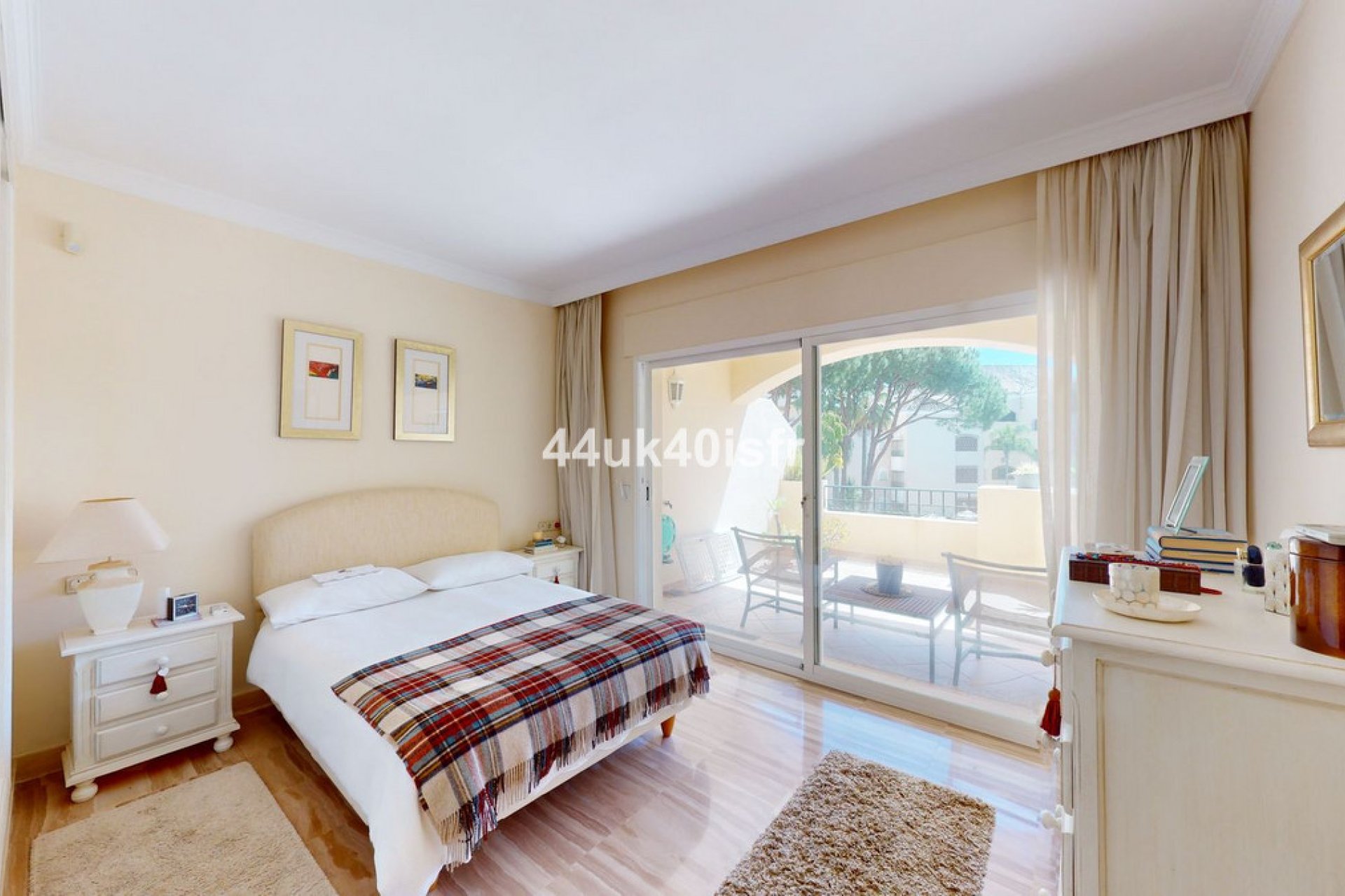 Resale - Apartment - Middle Floor Apartment - Marbella - Elviria