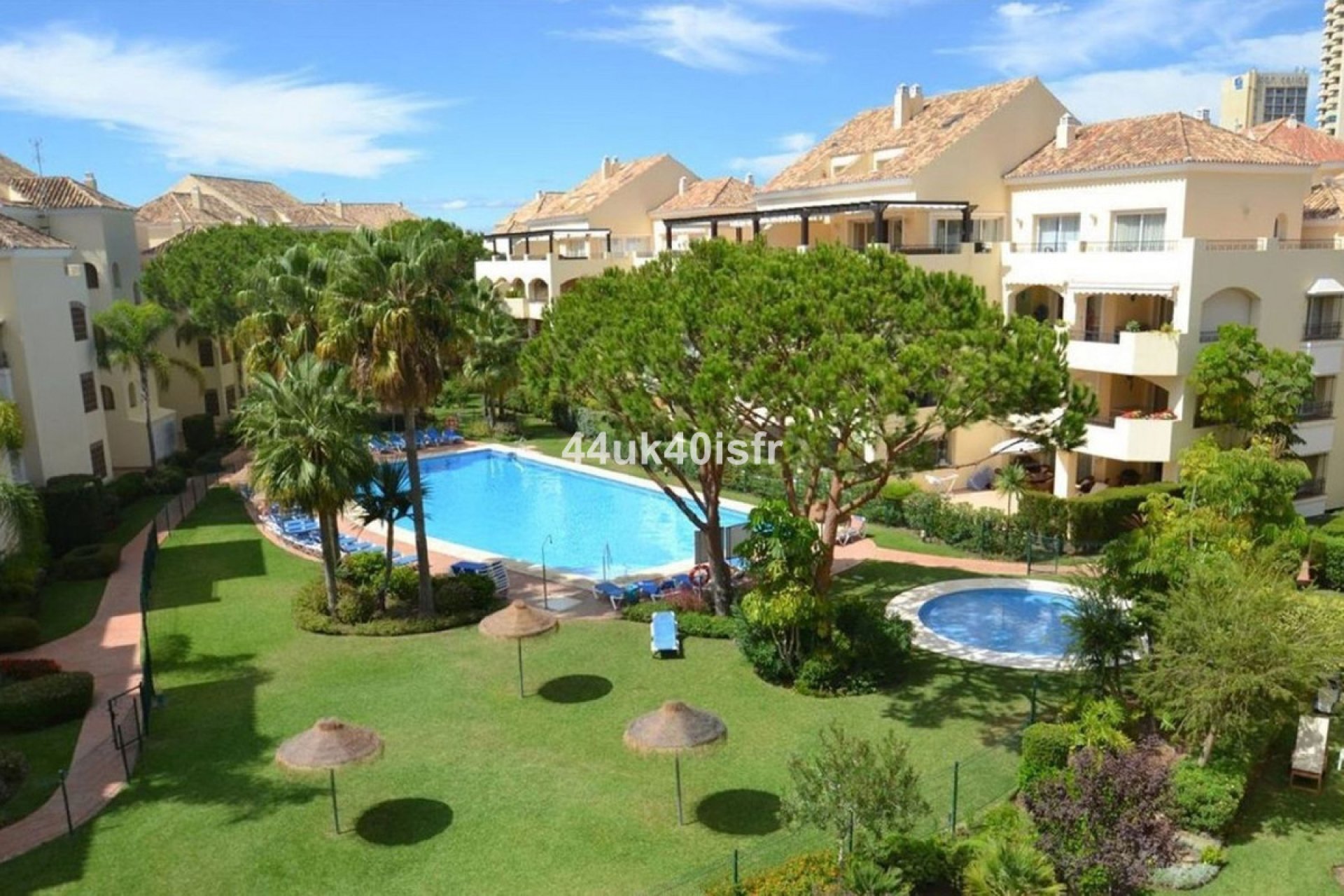 Resale - Apartment - Middle Floor Apartment - Marbella - Elviria