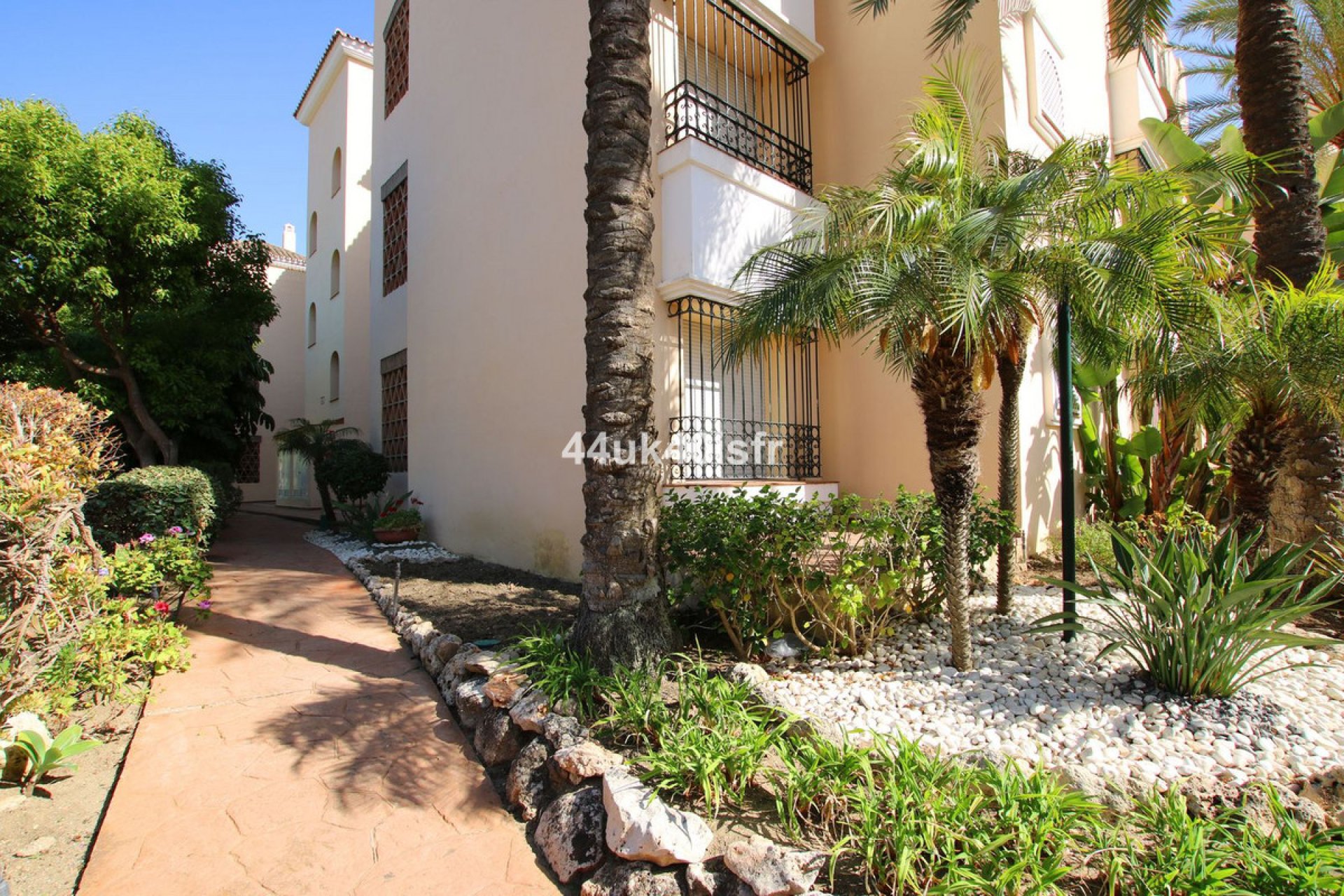 Resale - Apartment - Middle Floor Apartment - Marbella - Elviria