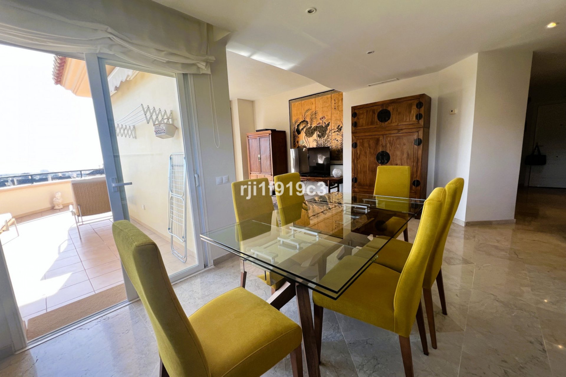 Resale - Apartment - Middle Floor Apartment - Marbella - Elviria