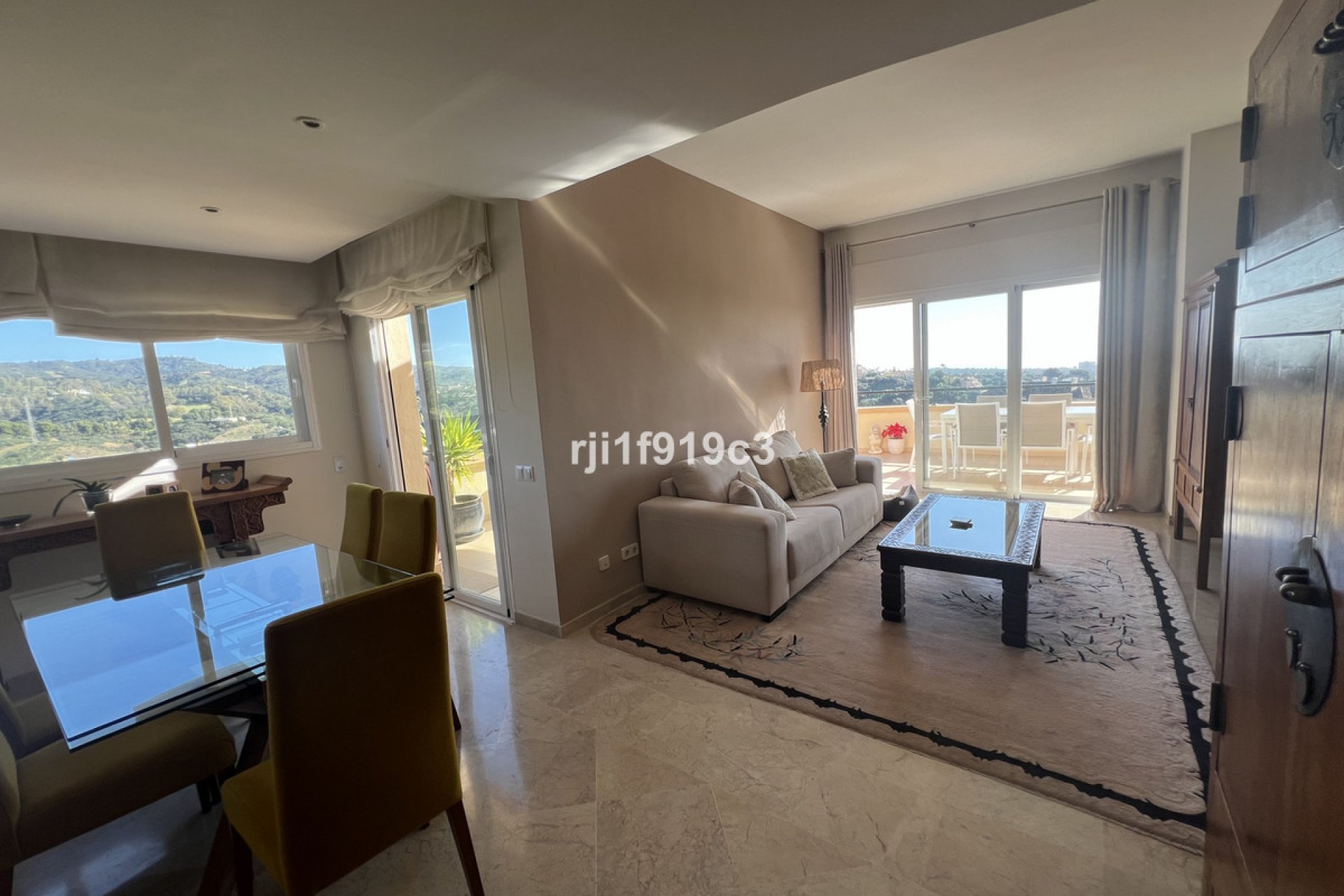 Resale - Apartment - Middle Floor Apartment - Marbella - Elviria