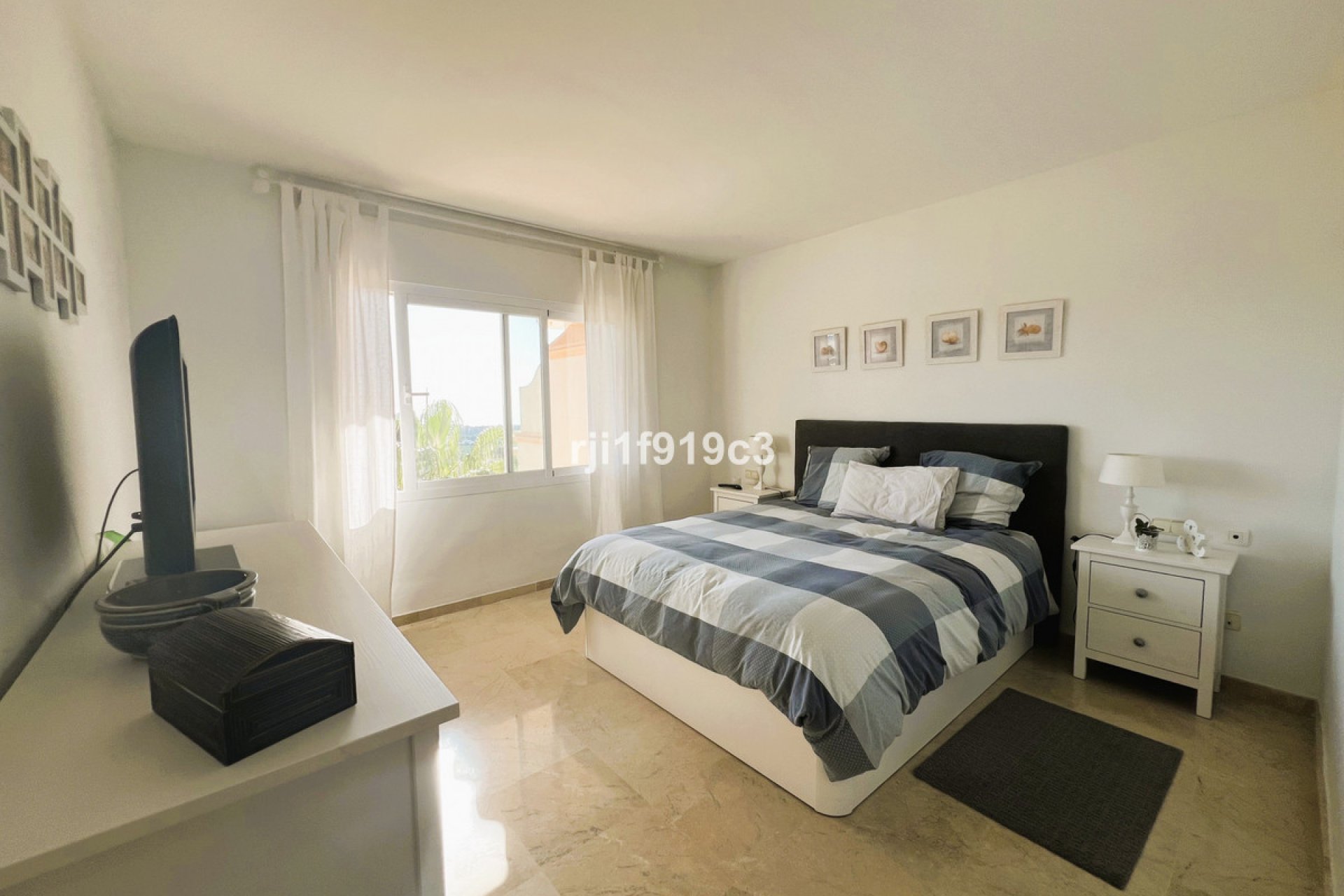 Resale - Apartment - Middle Floor Apartment - Marbella - Elviria