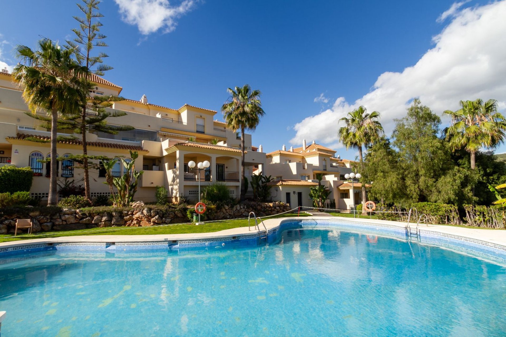 Resale - Apartment - Middle Floor Apartment - Marbella - Elviria