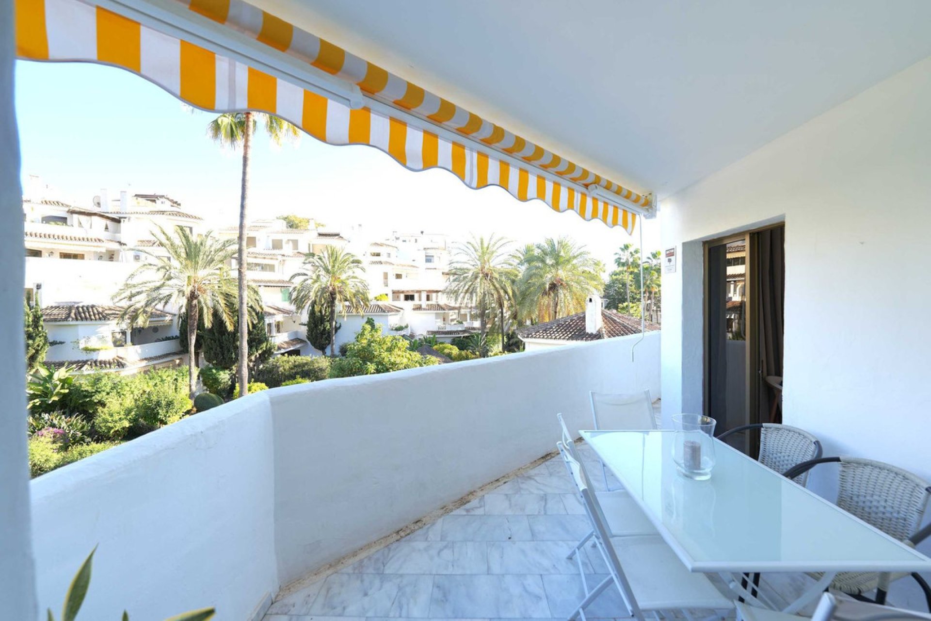 Resale - Apartment - Middle Floor Apartment - Marbella - Elviria