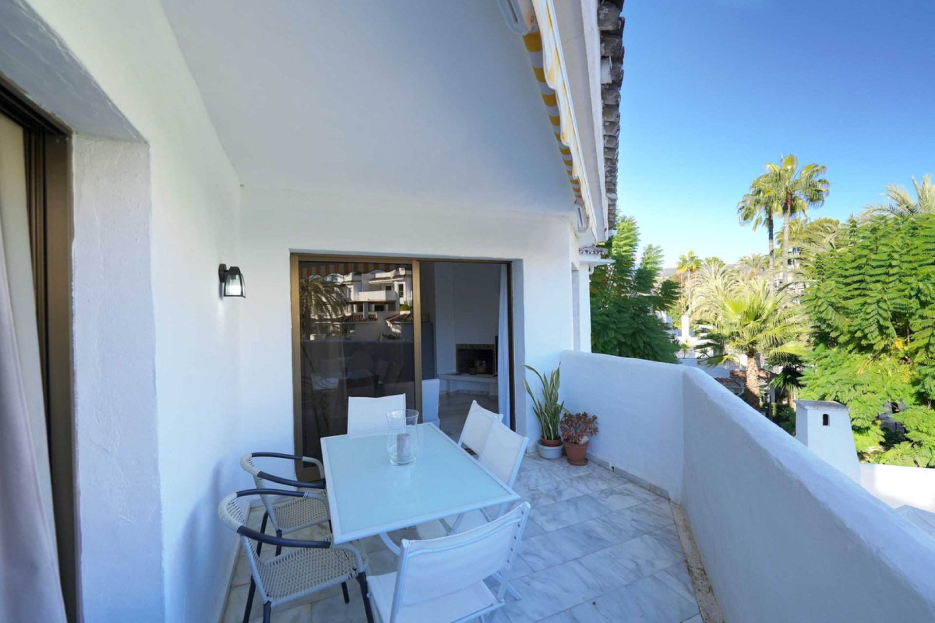 Resale - Apartment - Middle Floor Apartment - Marbella - Elviria