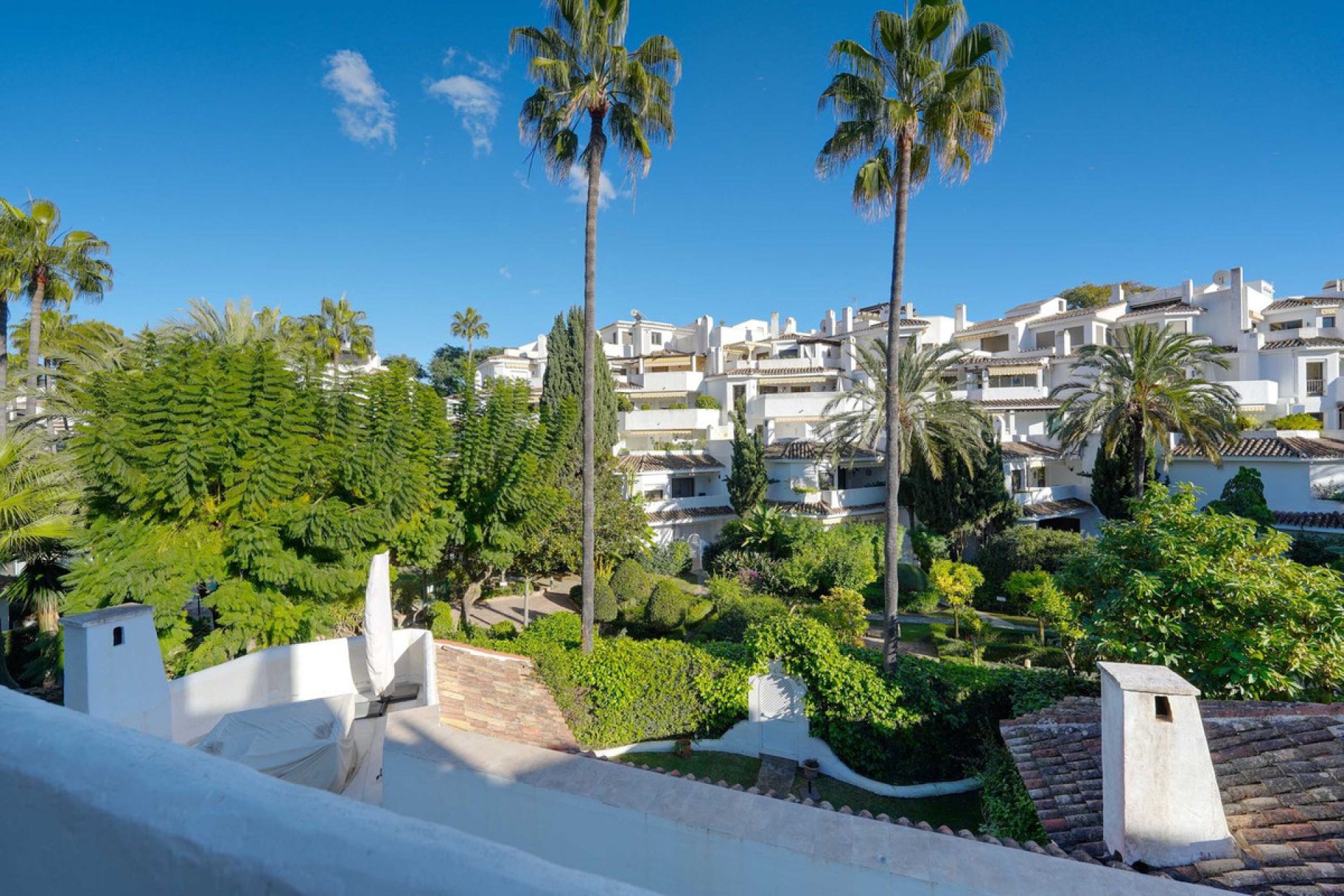 Resale - Apartment - Middle Floor Apartment - Marbella - Elviria