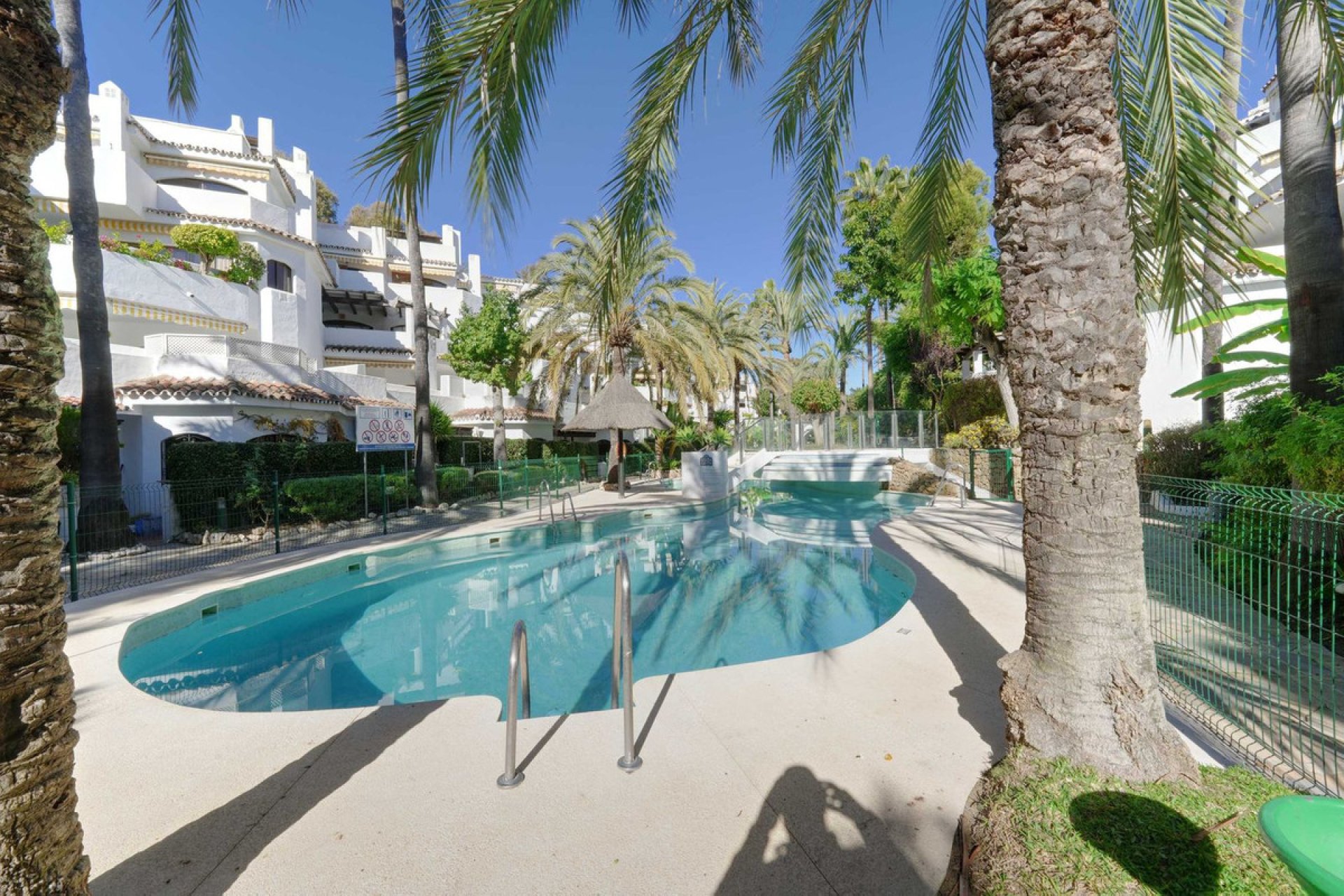 Resale - Apartment - Middle Floor Apartment - Marbella - Elviria