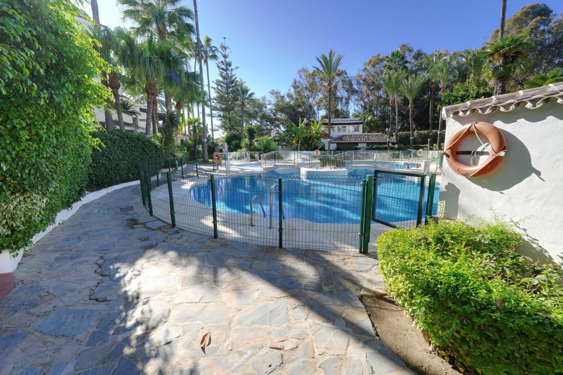 Resale - Apartment - Middle Floor Apartment - Marbella - Elviria