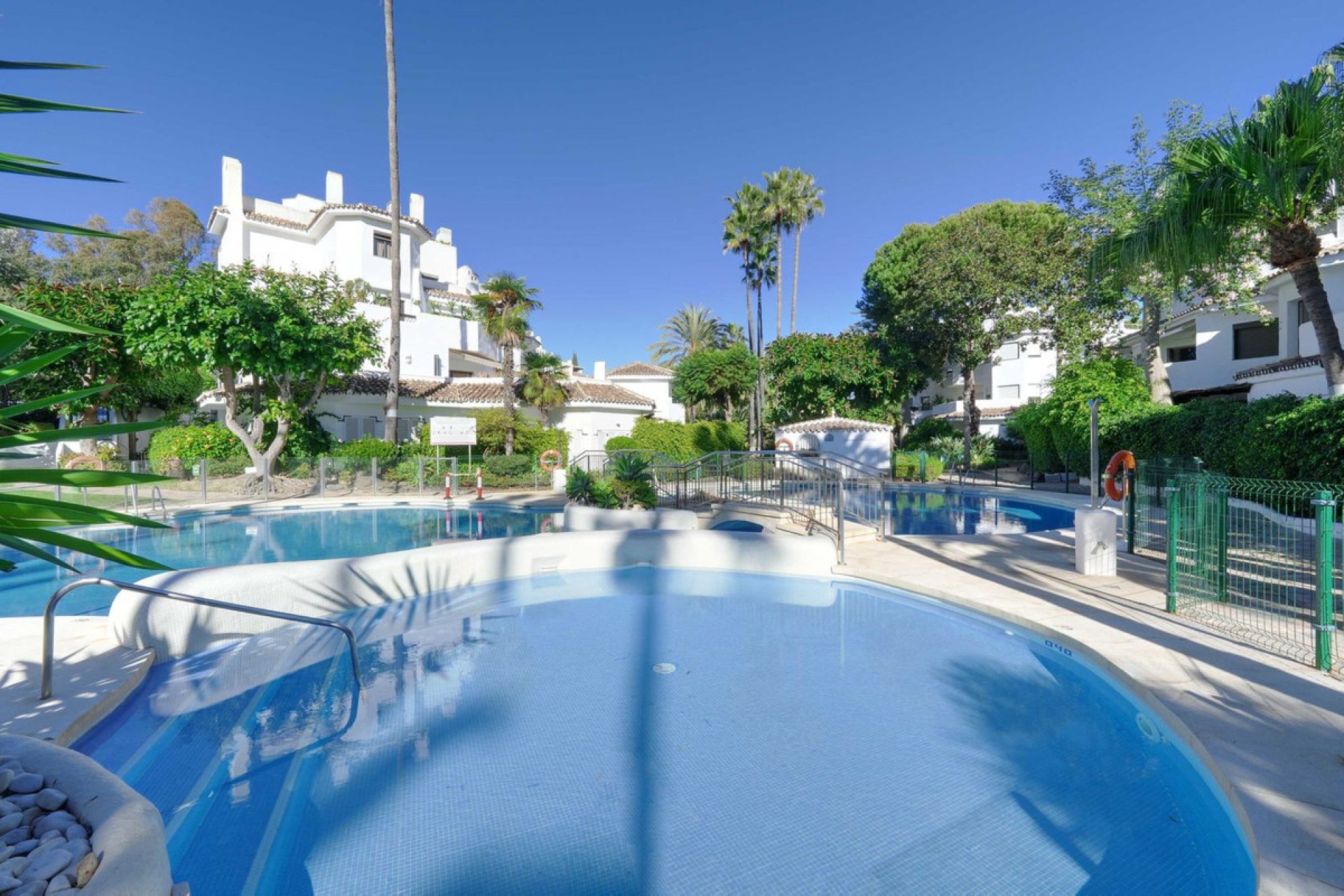 Resale - Apartment - Middle Floor Apartment - Marbella - Elviria