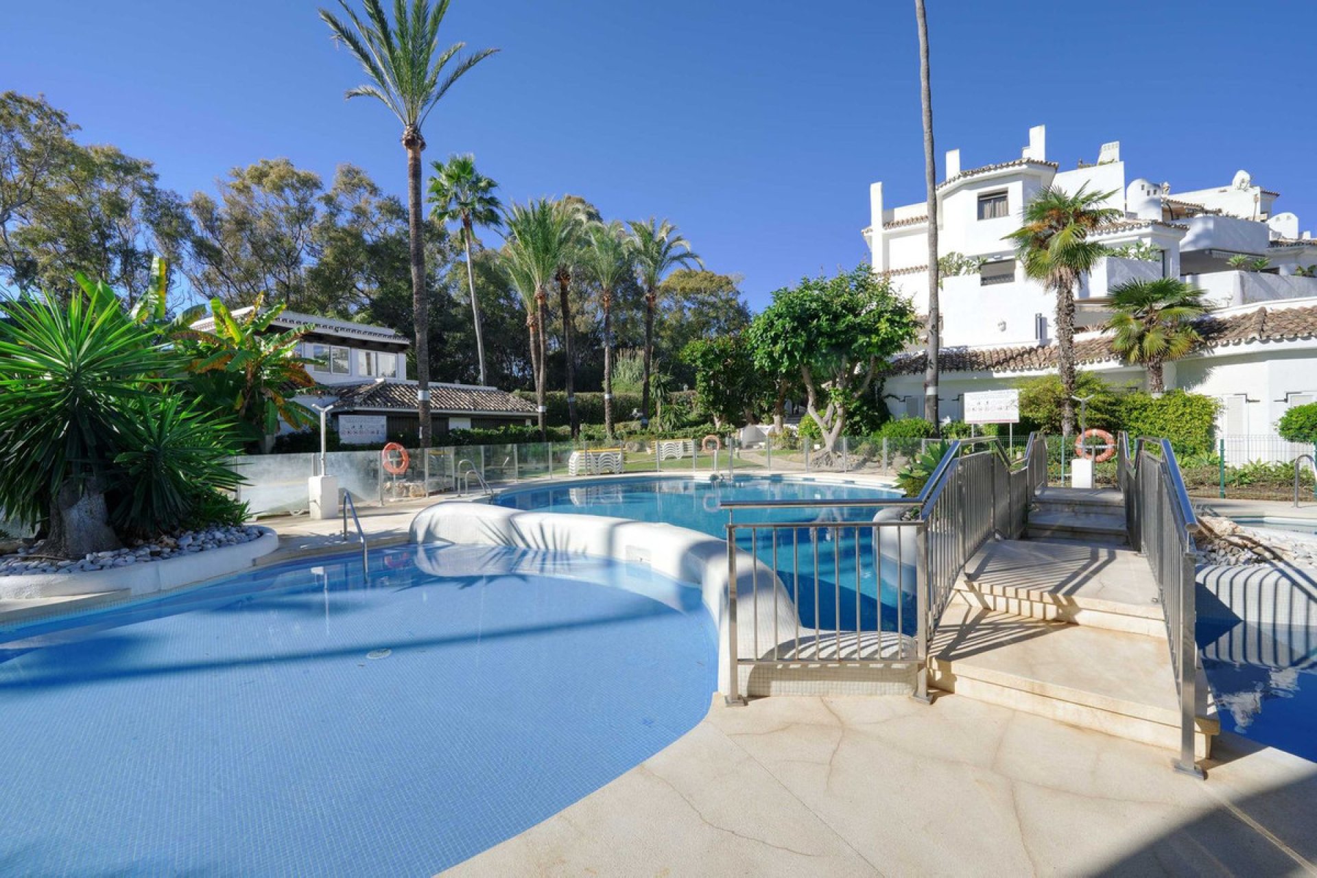 Resale - Apartment - Middle Floor Apartment - Marbella - Elviria