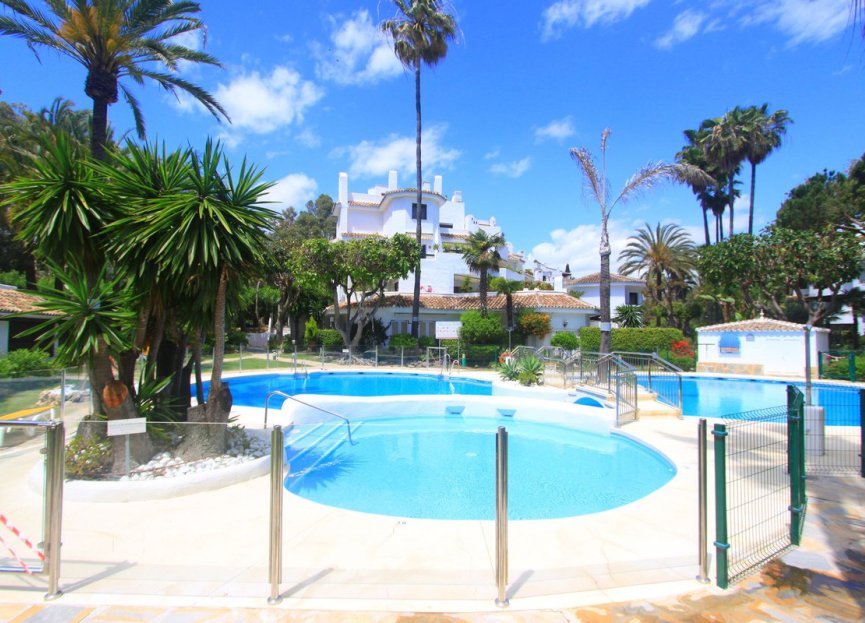 Resale - Apartment - Middle Floor Apartment - Marbella - Elviria