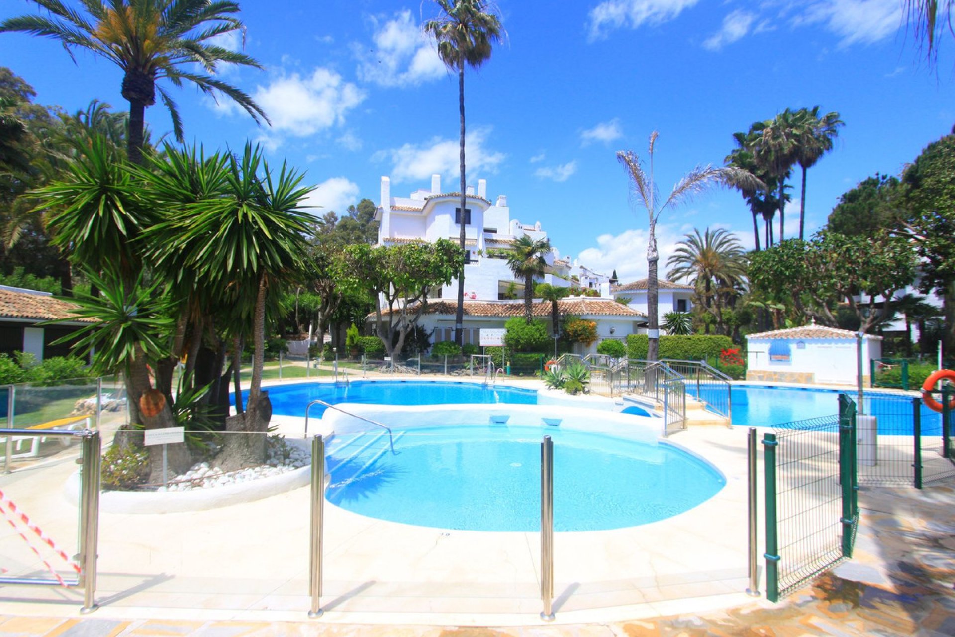 Resale - Apartment - Middle Floor Apartment - Marbella - Elviria