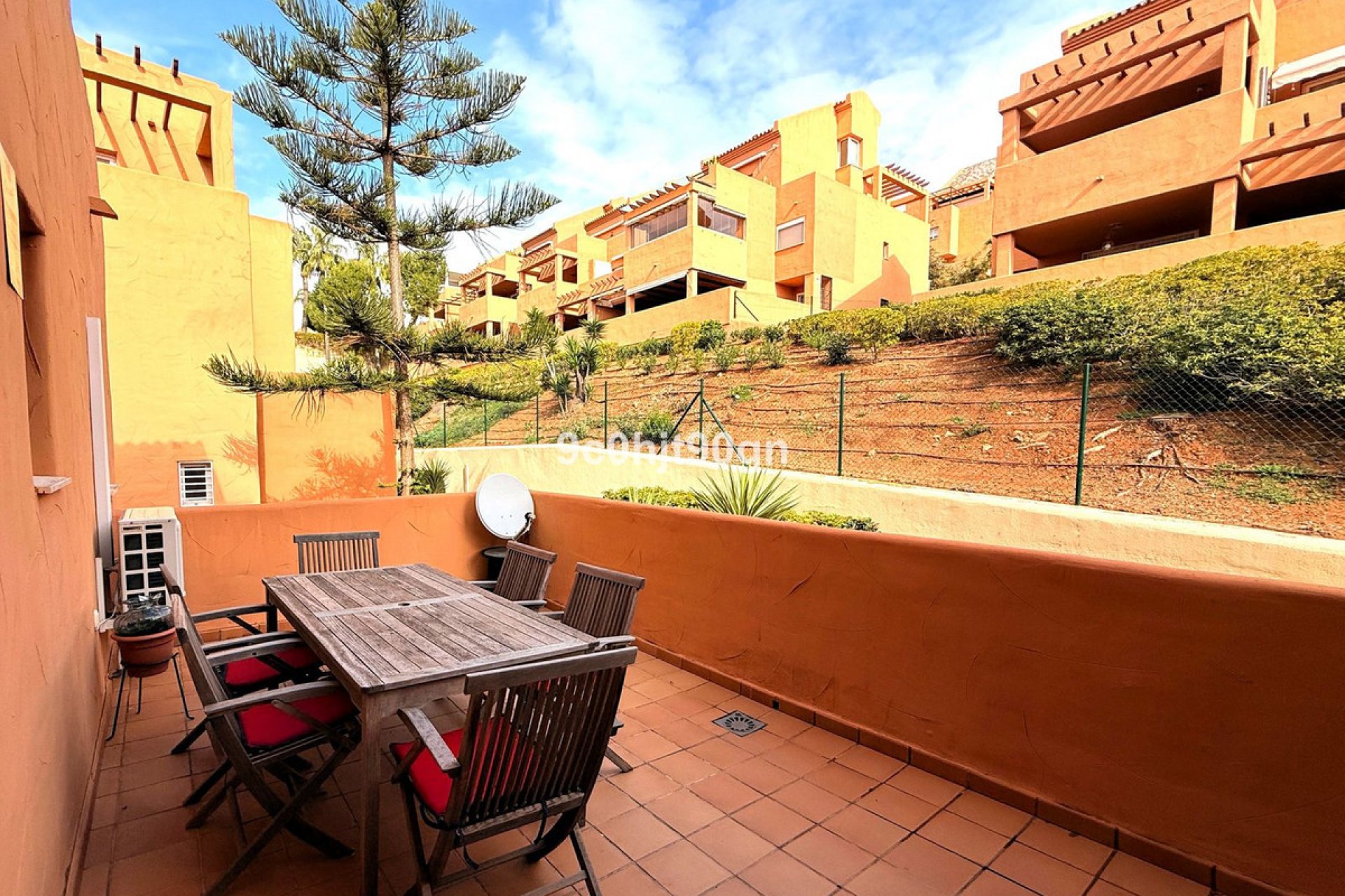 Resale - Apartment - Middle Floor Apartment - Marbella - Elviria