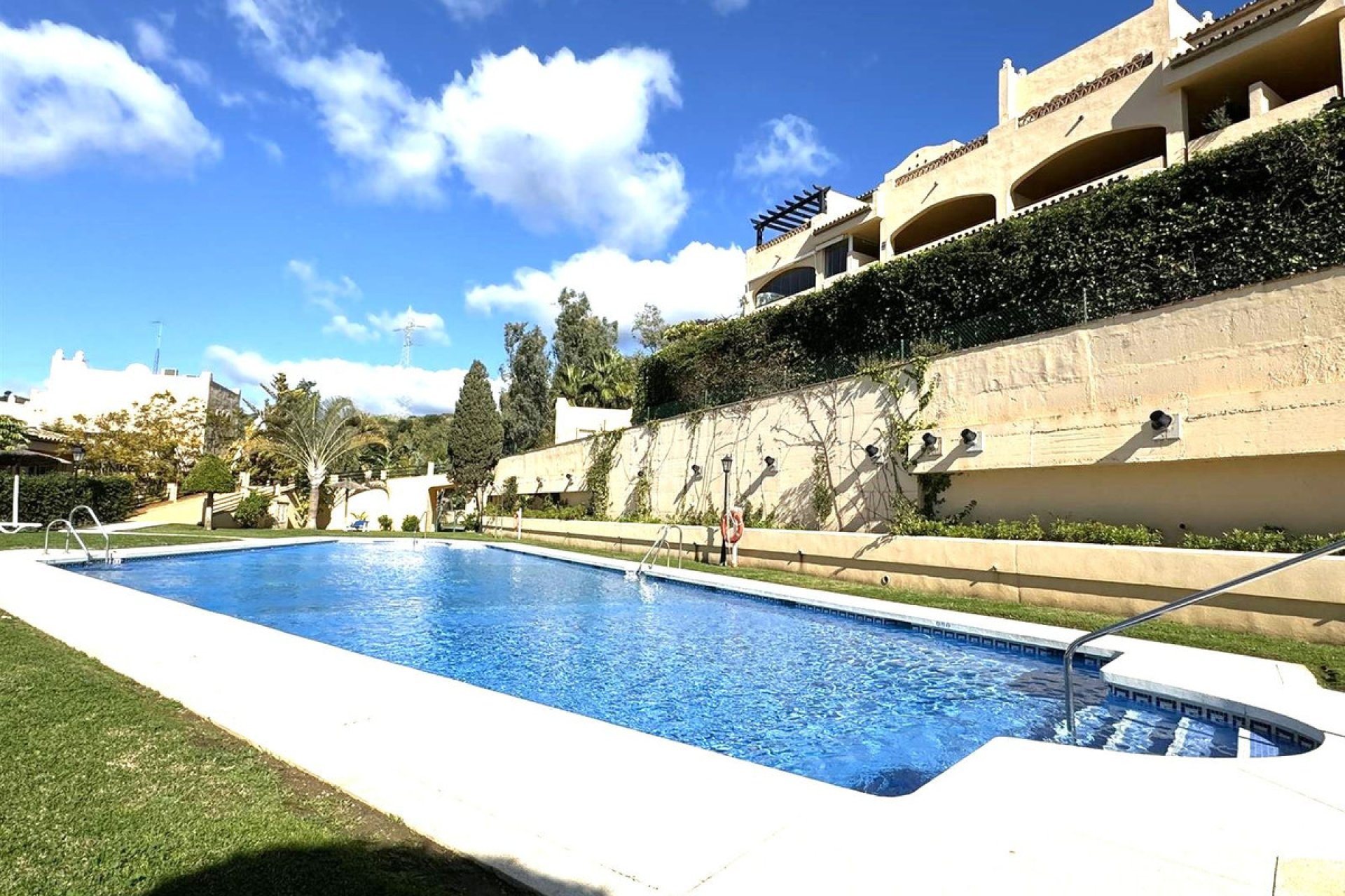 Resale - Apartment - Middle Floor Apartment - Marbella - Elviria