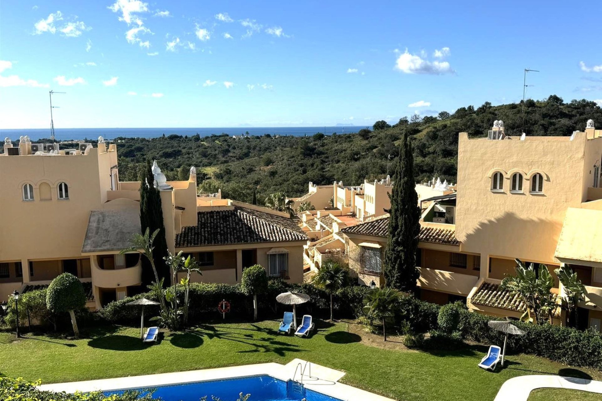 Resale - Apartment - Middle Floor Apartment - Marbella - Elviria