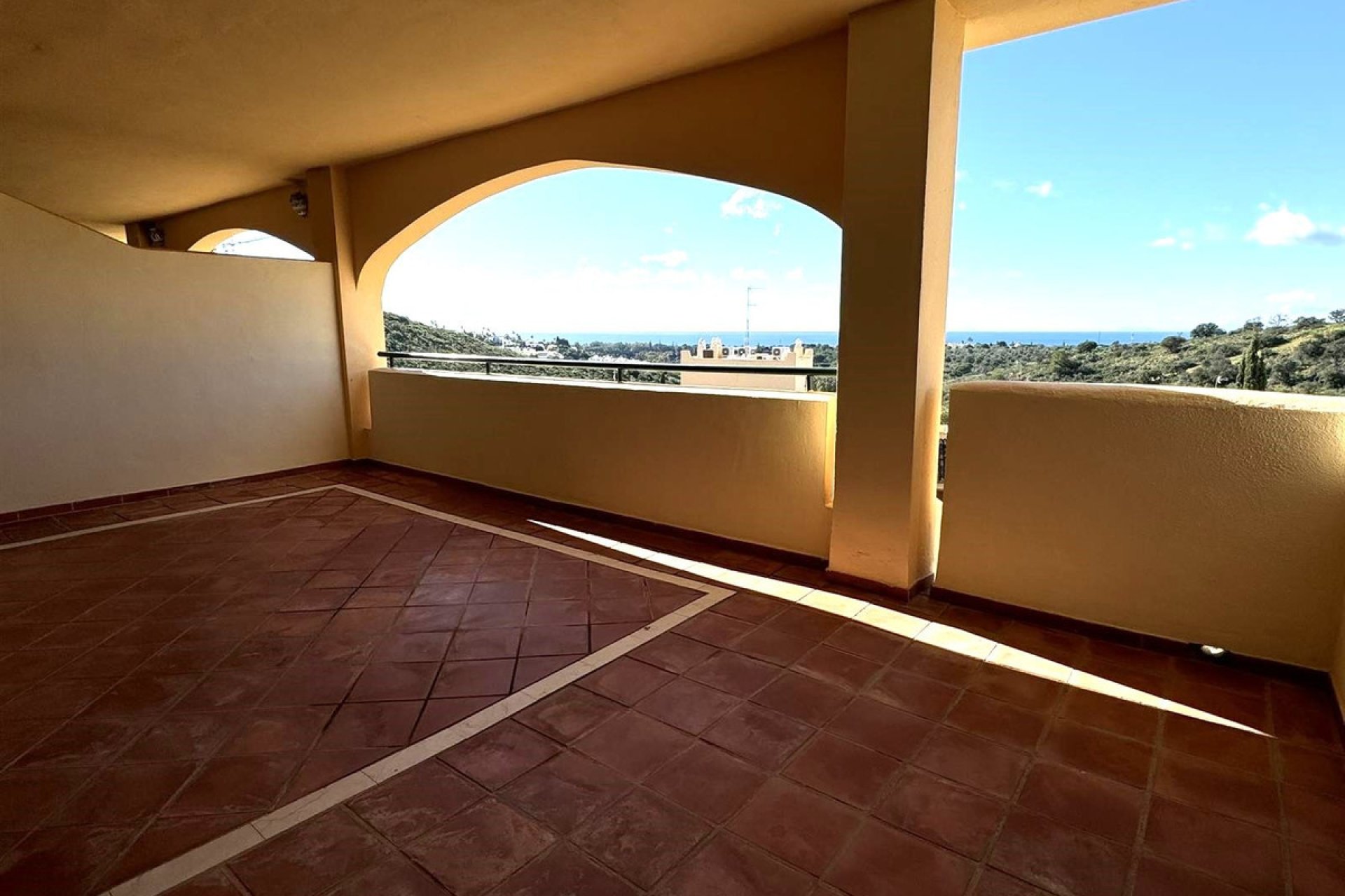 Resale - Apartment - Middle Floor Apartment - Marbella - Elviria