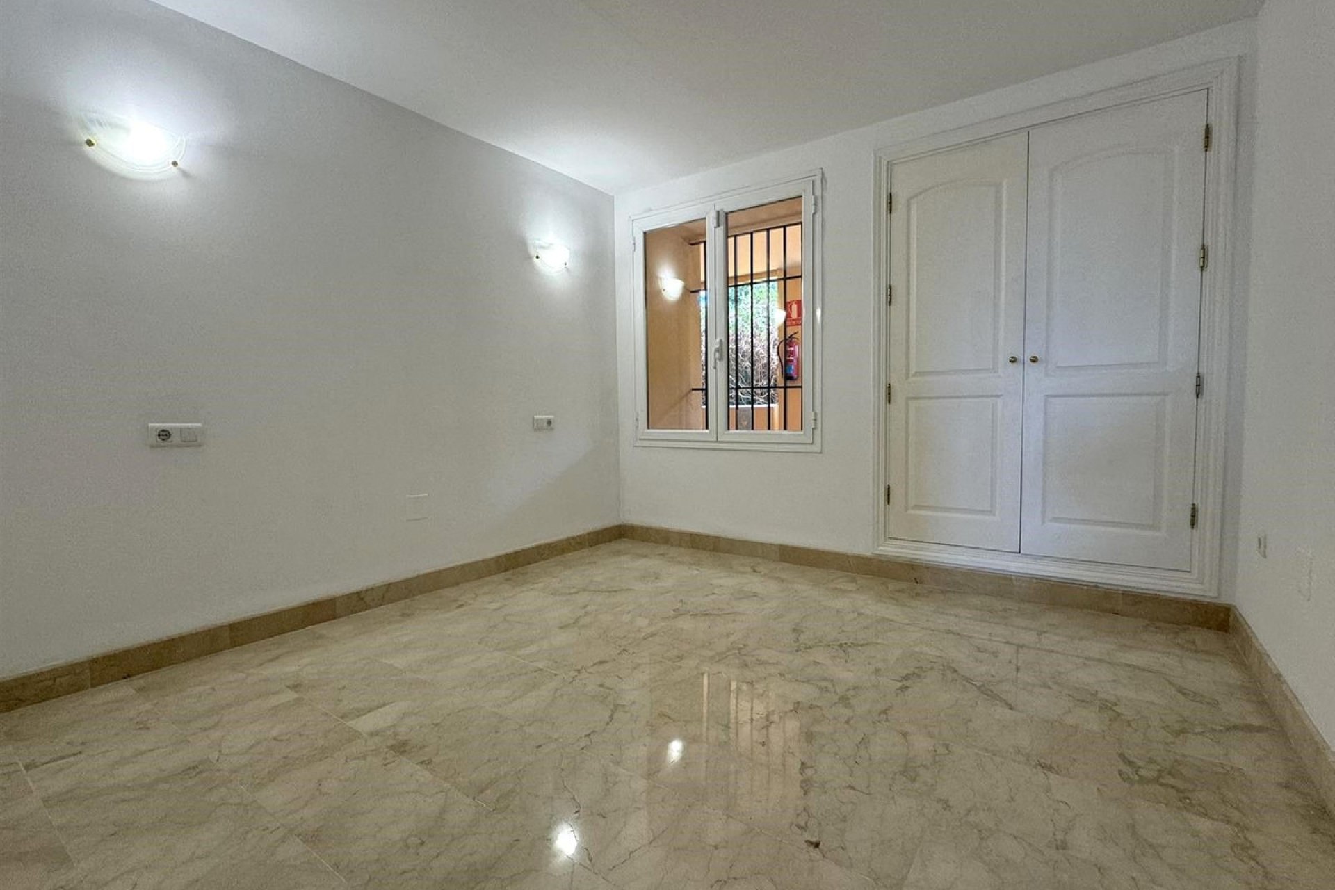 Resale - Apartment - Middle Floor Apartment - Marbella - Elviria