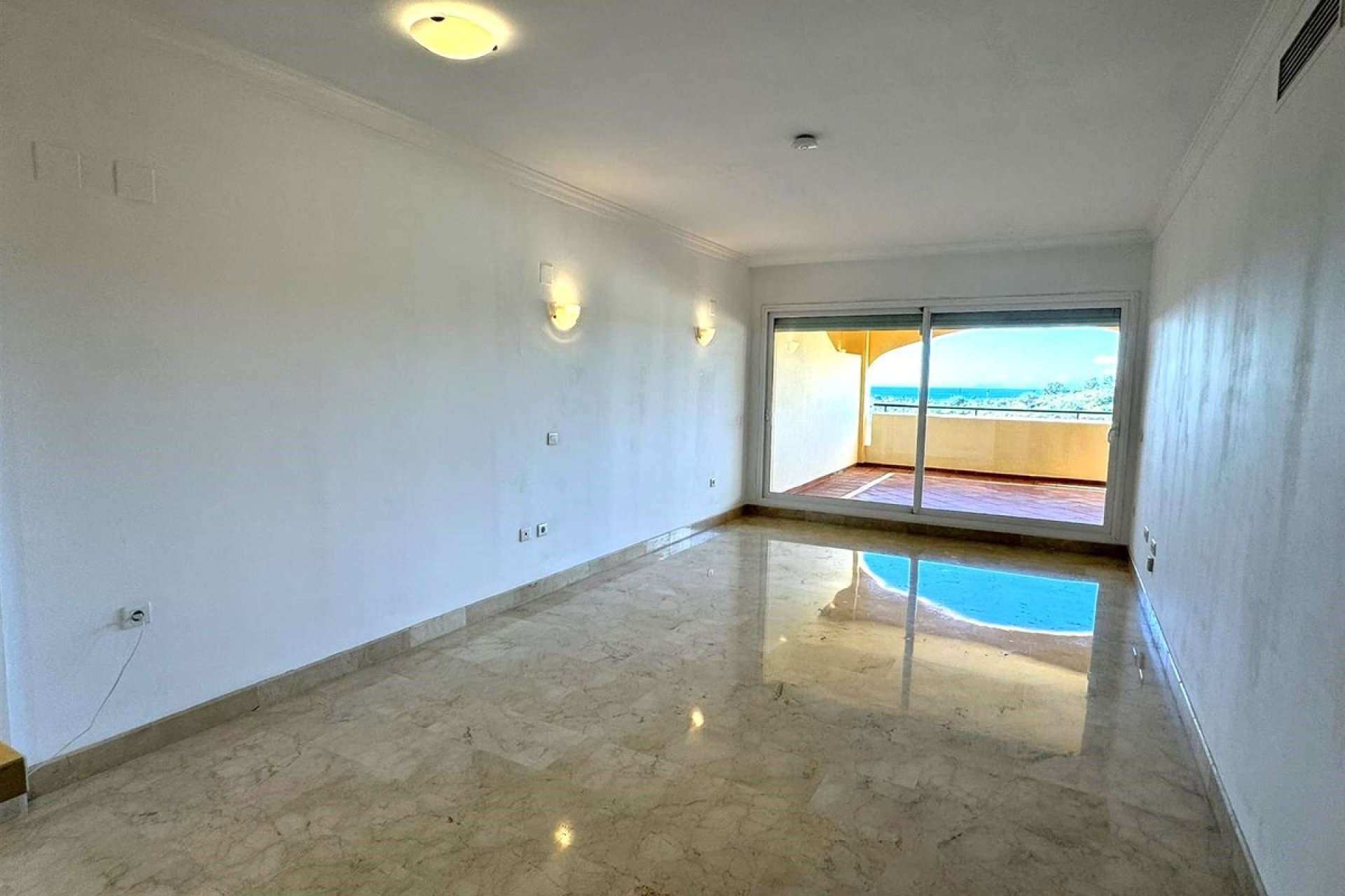 Resale - Apartment - Middle Floor Apartment - Marbella - Elviria