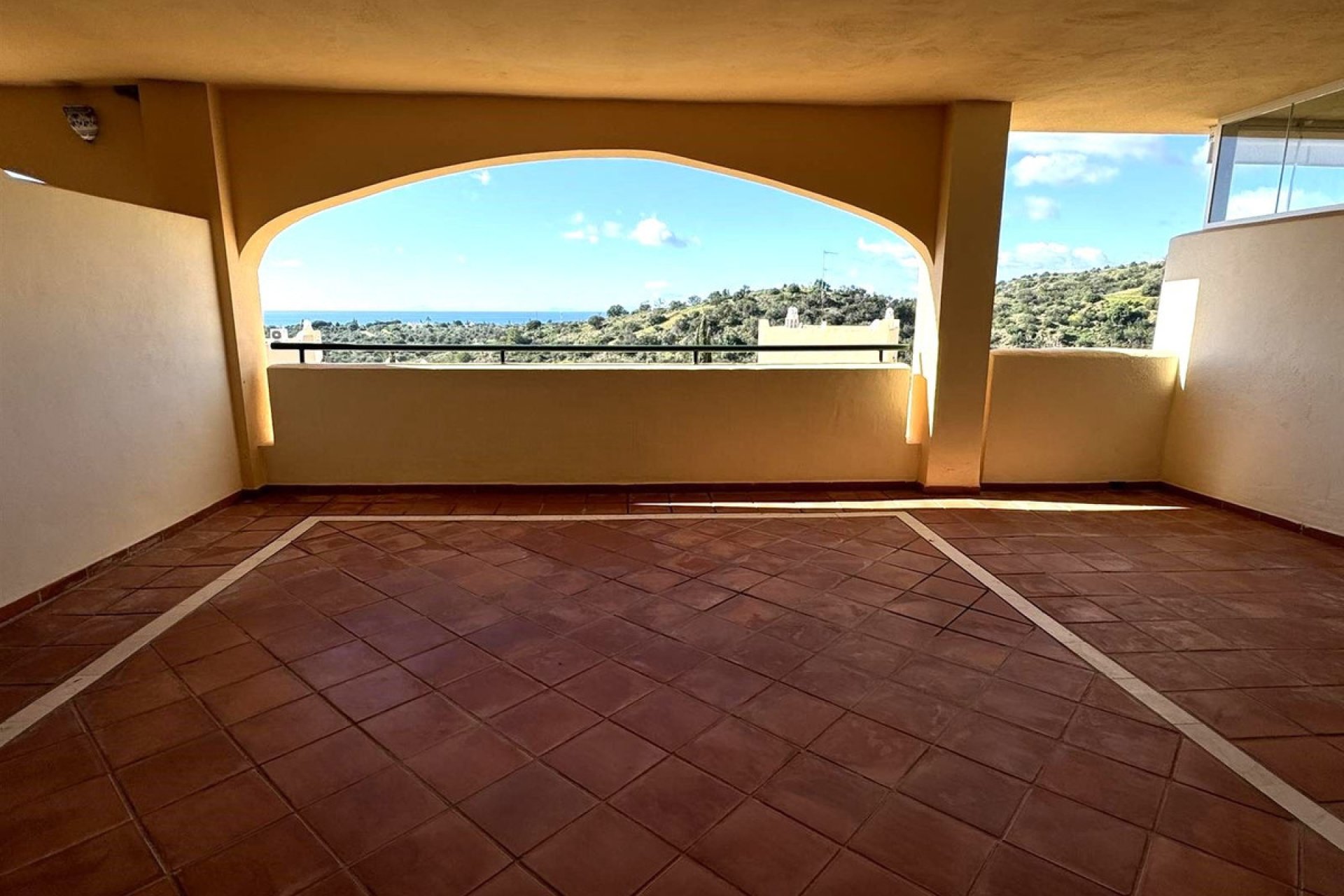 Resale - Apartment - Middle Floor Apartment - Marbella - Elviria