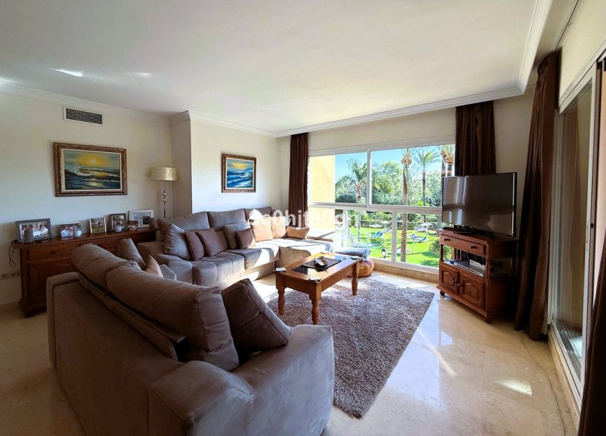 Resale - Apartment - Middle Floor Apartment - Marbella - Elviria