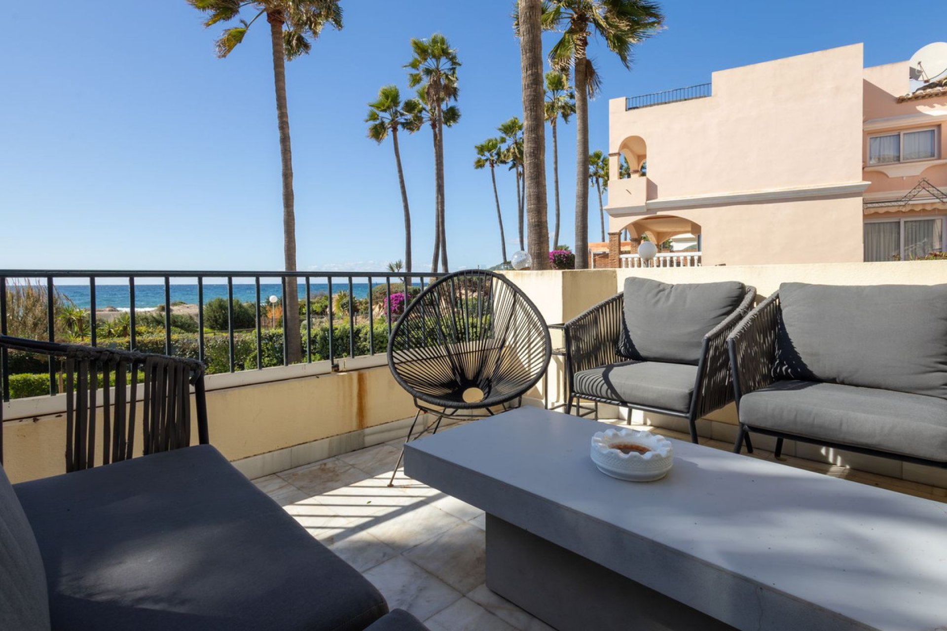 Resale - Apartment - Middle Floor Apartment - Marbella - Elviria