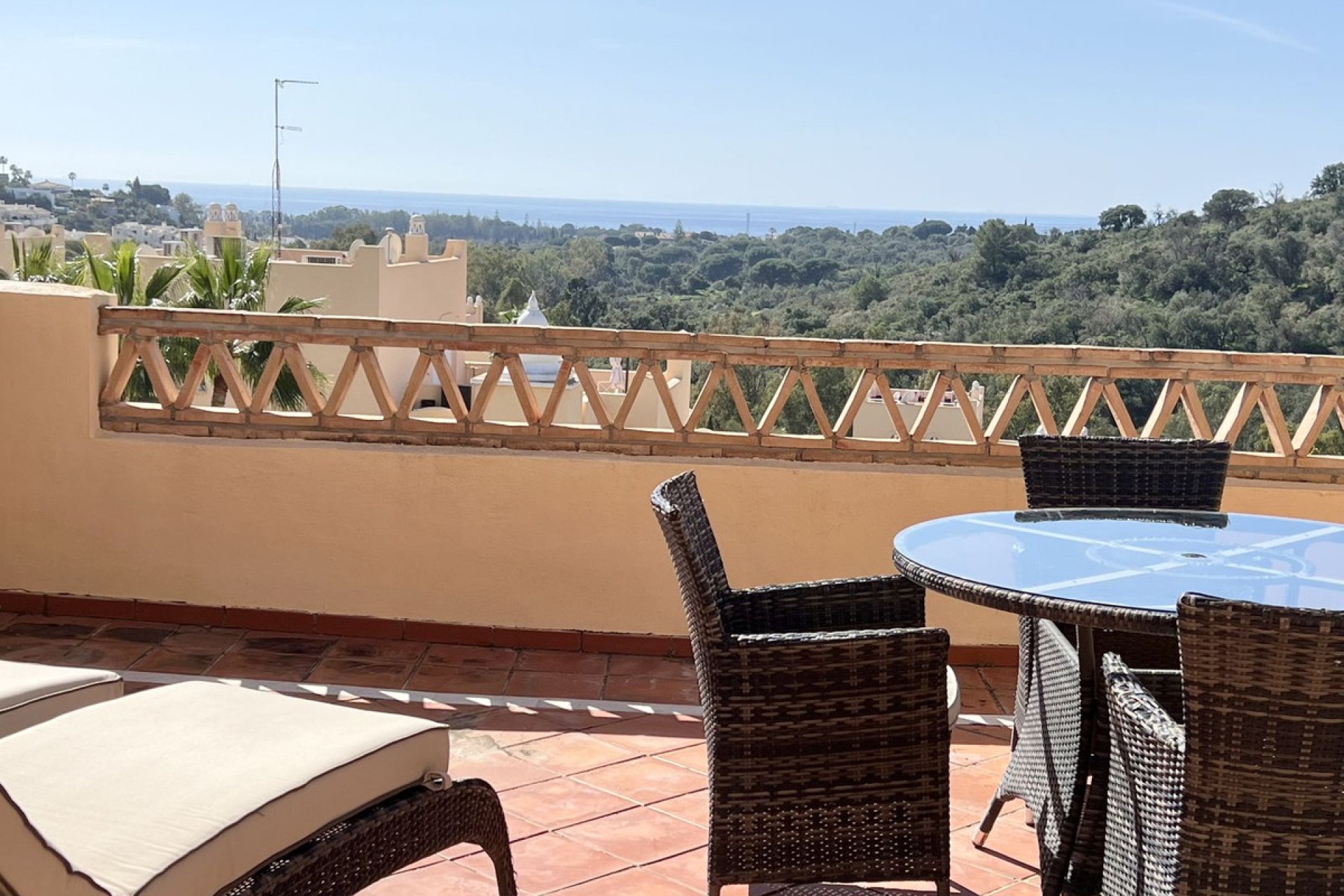 Resale - Apartment - Middle Floor Apartment - Marbella - Elviria