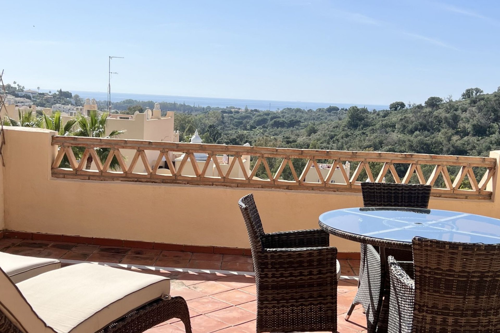 Resale - Apartment - Middle Floor Apartment - Marbella - Elviria