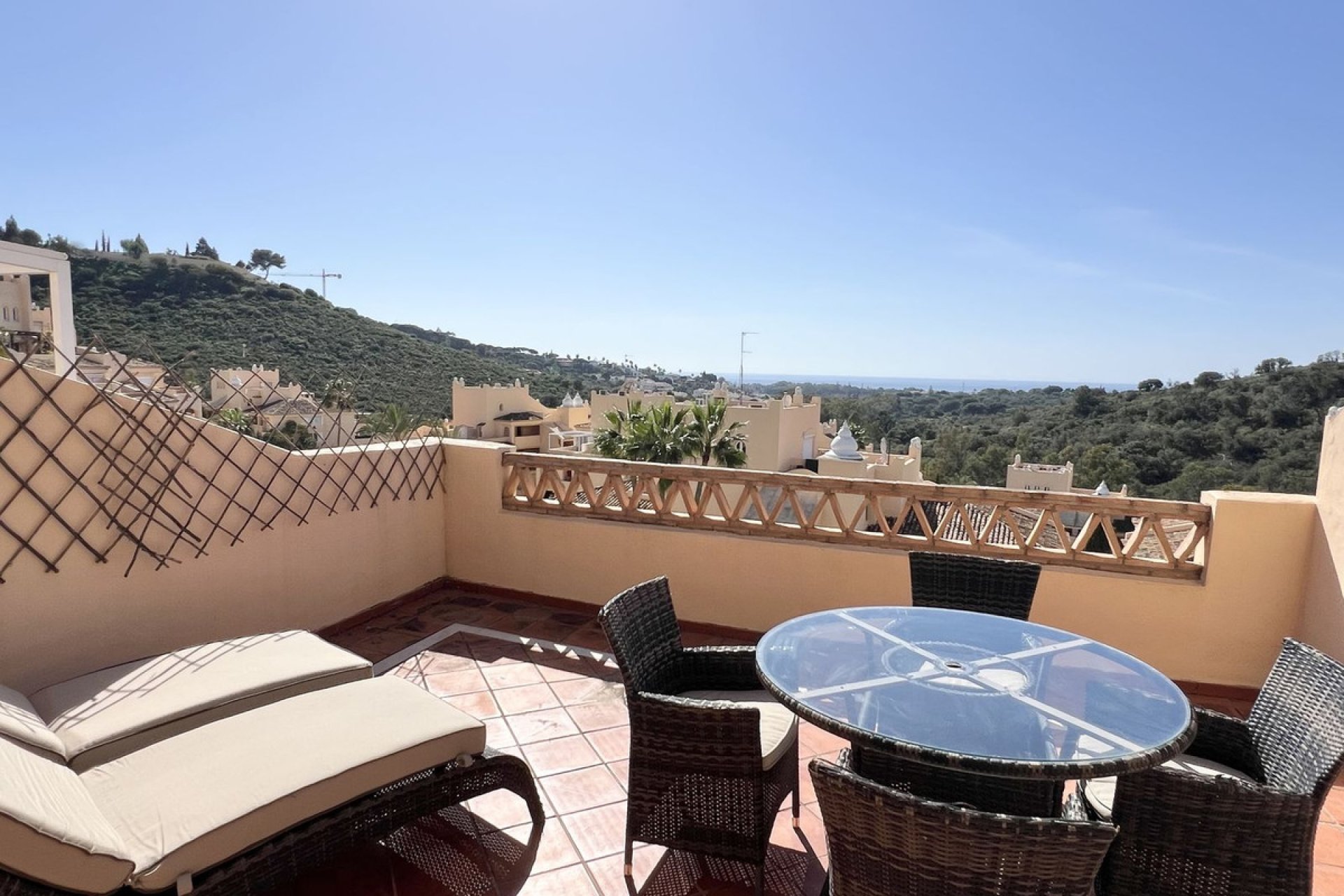 Resale - Apartment - Middle Floor Apartment - Marbella - Elviria