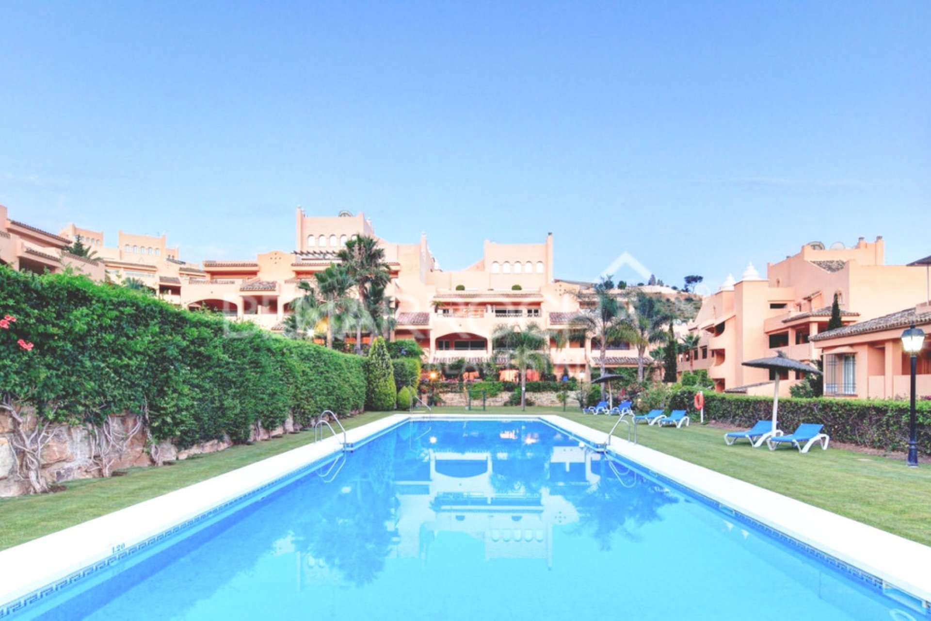 Resale - Apartment - Middle Floor Apartment - Marbella - Elviria