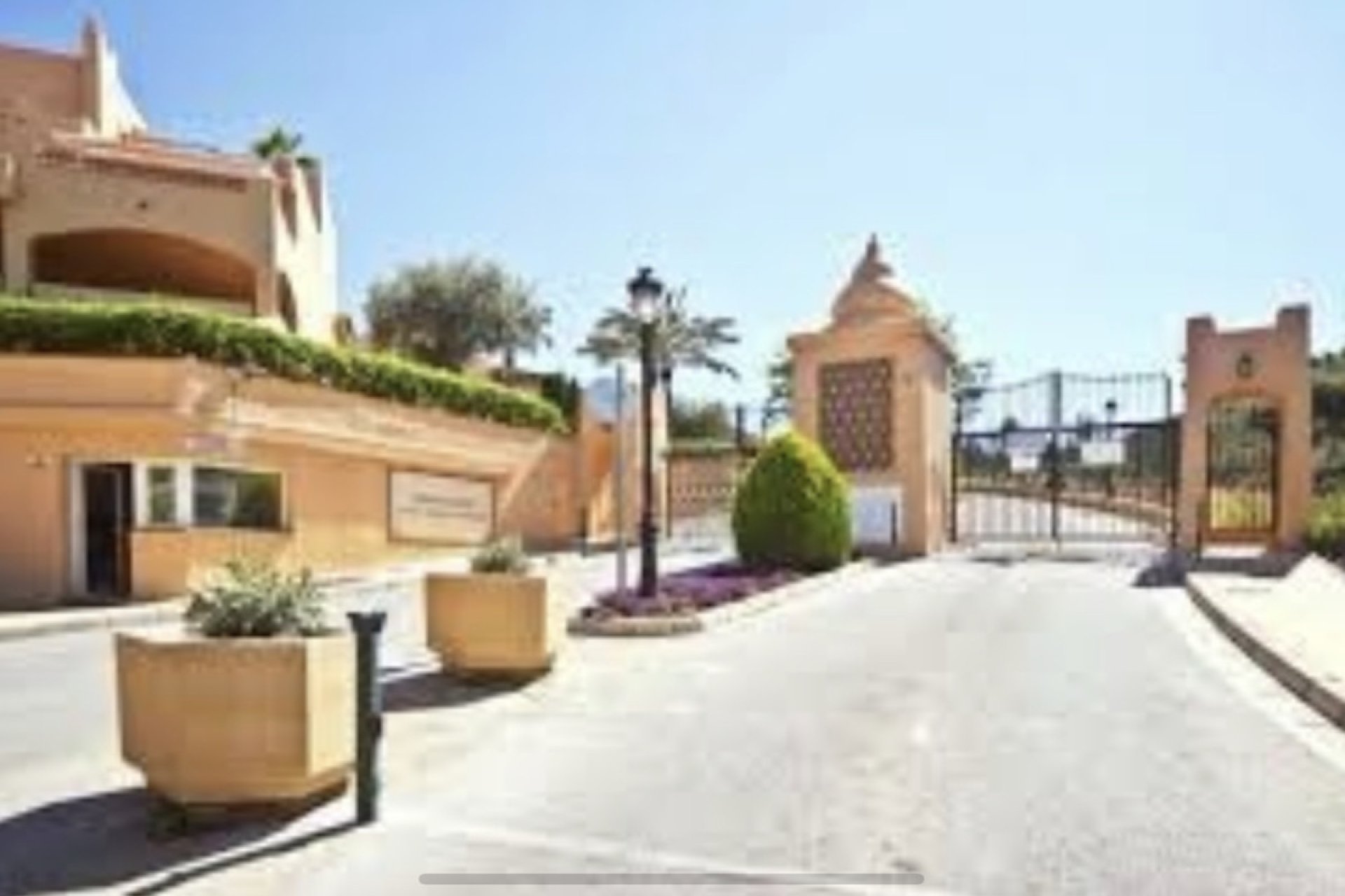 Resale - Apartment - Middle Floor Apartment - Marbella - Elviria