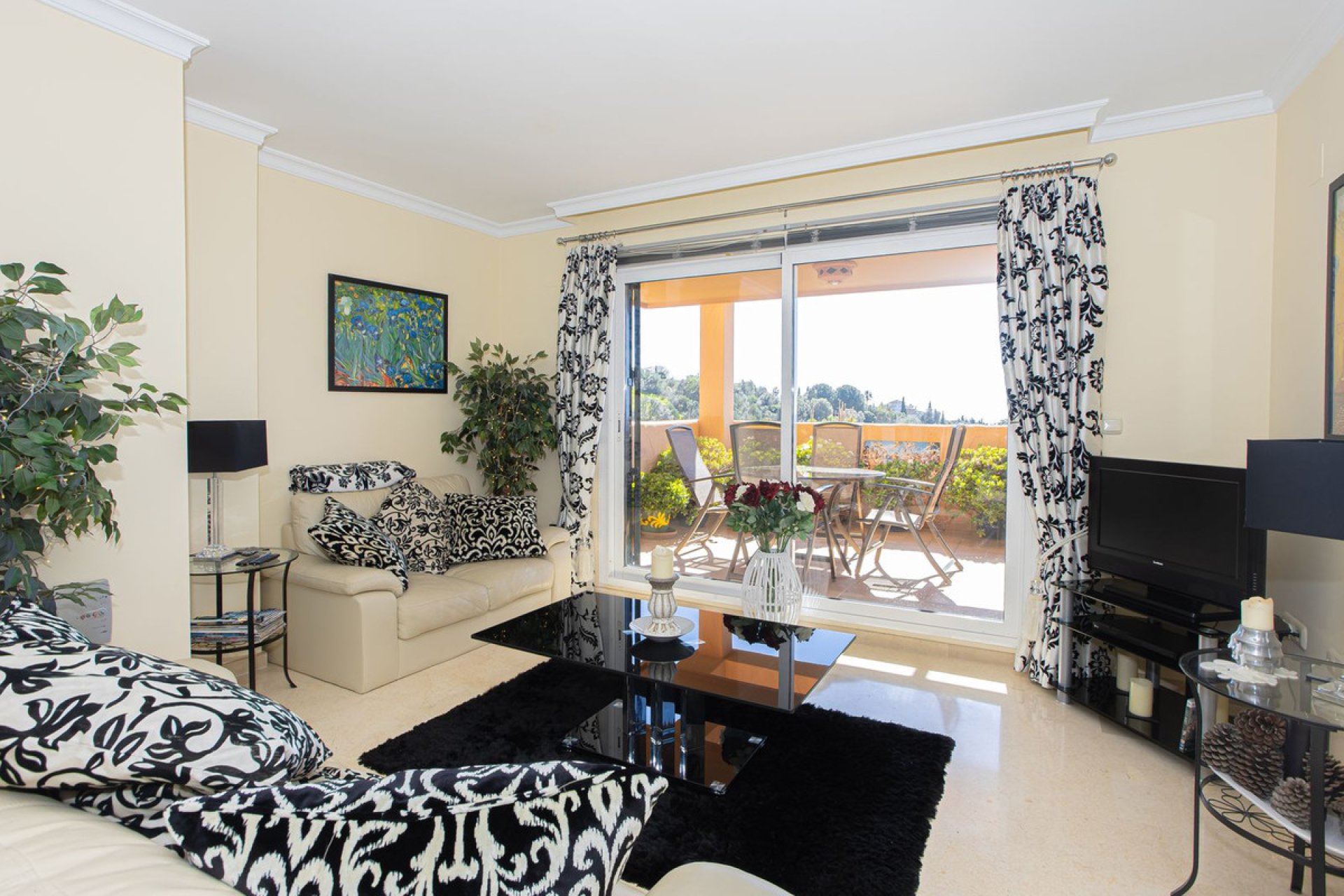 Resale - Apartment - Middle Floor Apartment - Marbella - Elviria