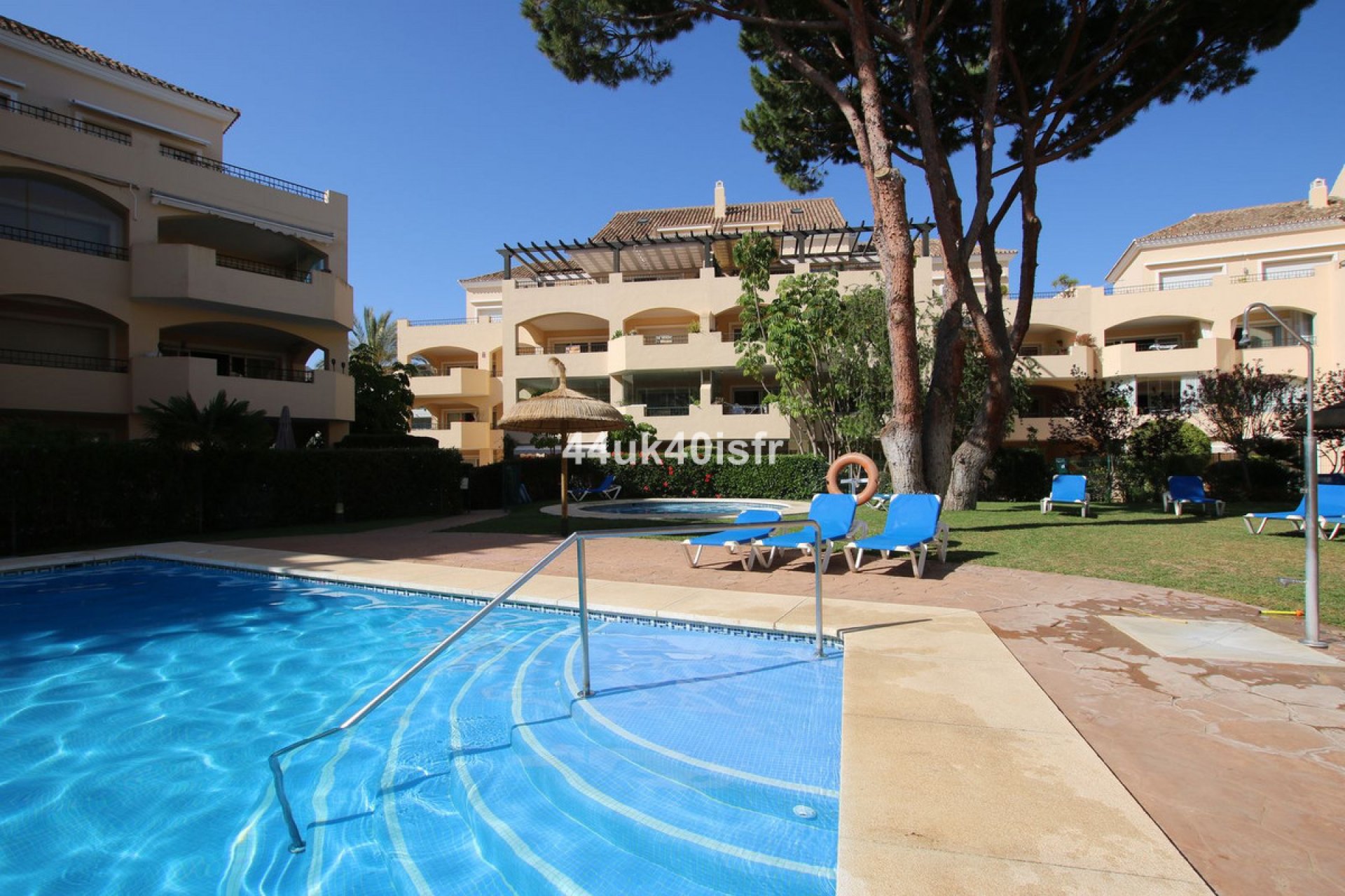 Resale - Apartment - Middle Floor Apartment - Marbella - Elviria