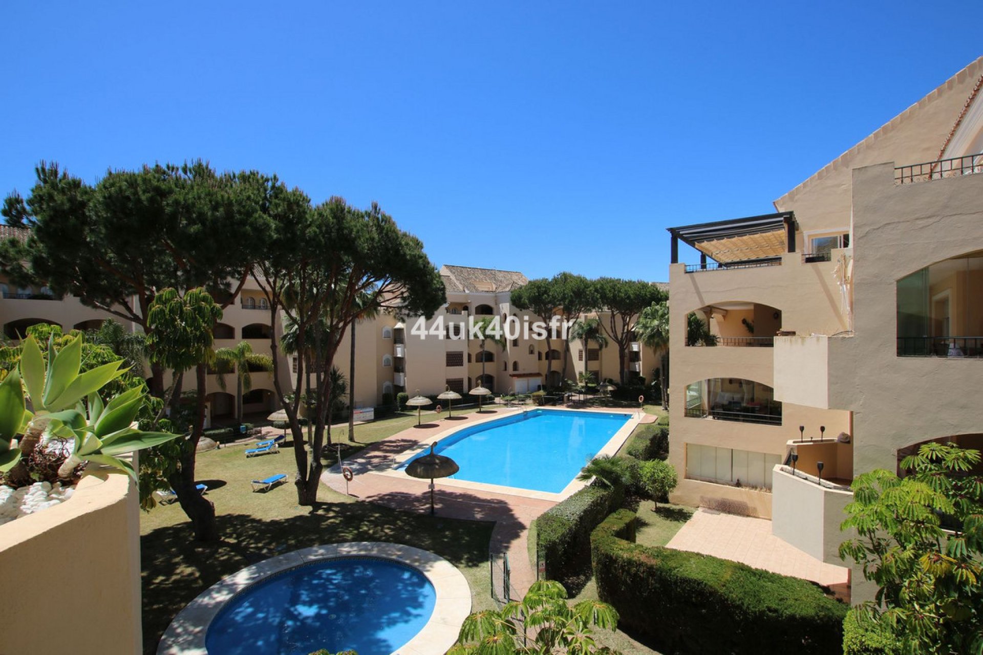 Resale - Apartment - Middle Floor Apartment - Marbella - Elviria