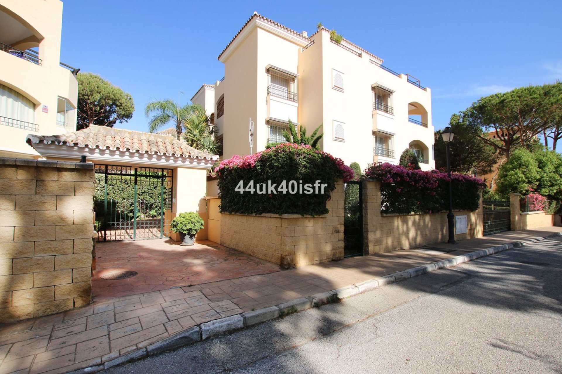 Resale - Apartment - Middle Floor Apartment - Marbella - Elviria