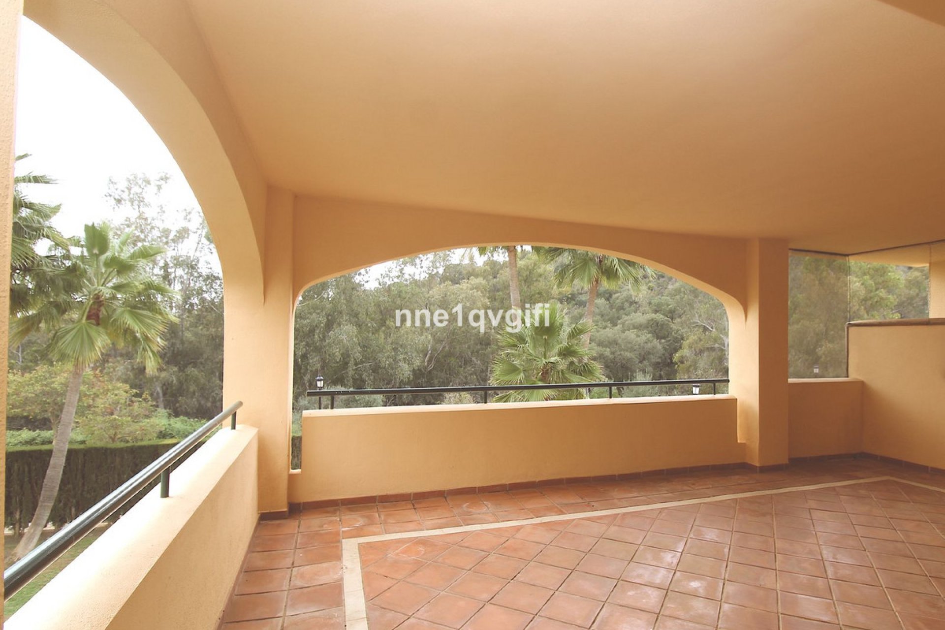 Resale - Apartment - Middle Floor Apartment - Marbella - Elviria