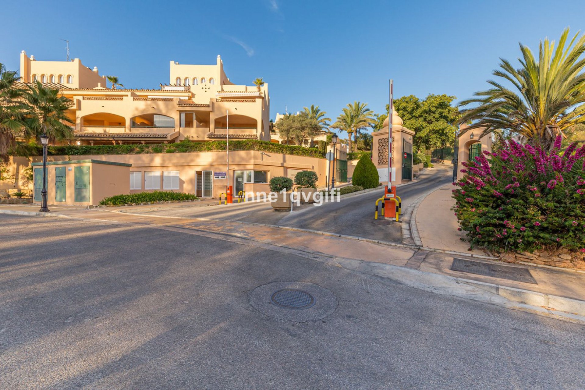 Resale - Apartment - Middle Floor Apartment - Marbella - Elviria