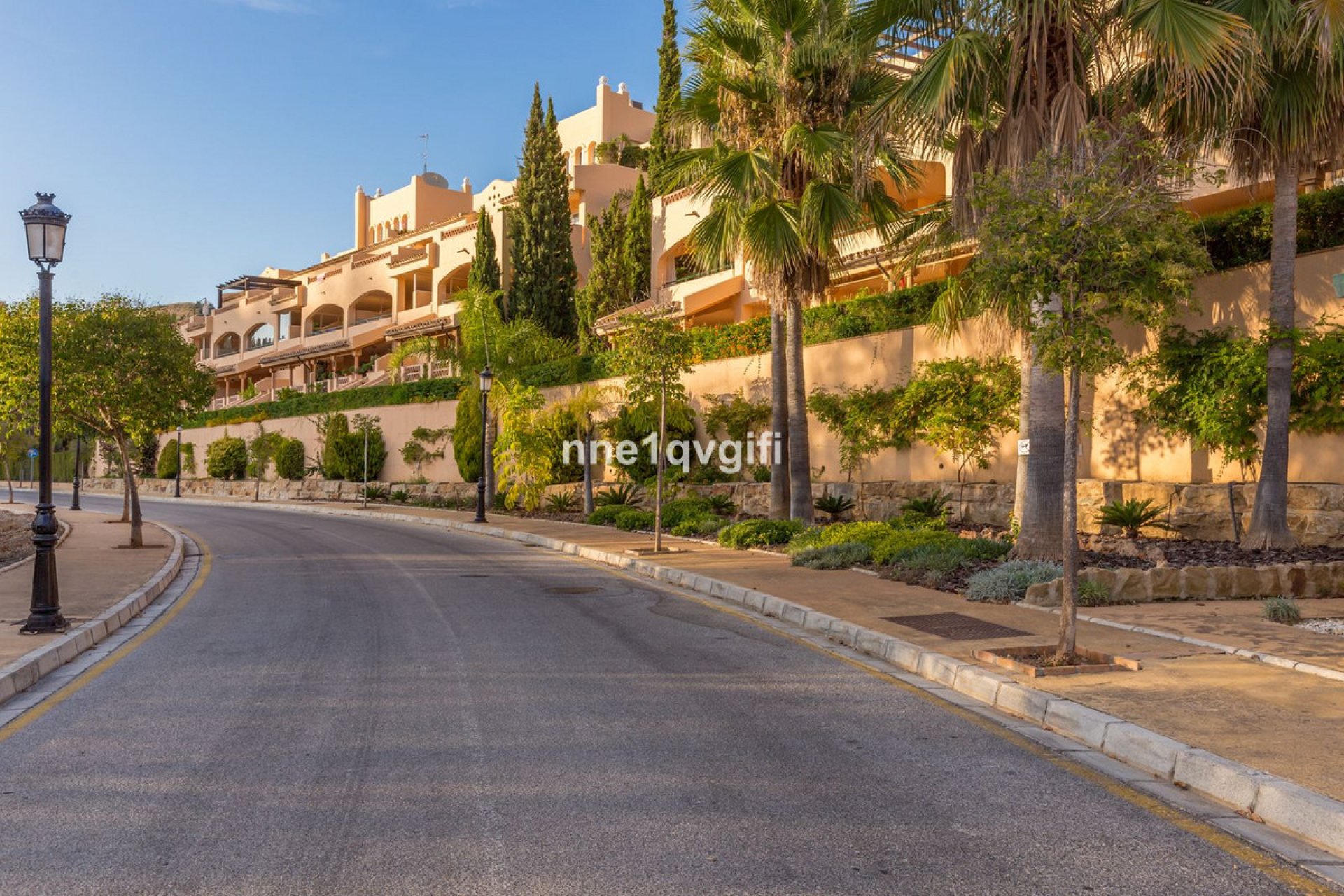 Resale - Apartment - Middle Floor Apartment - Marbella - Elviria