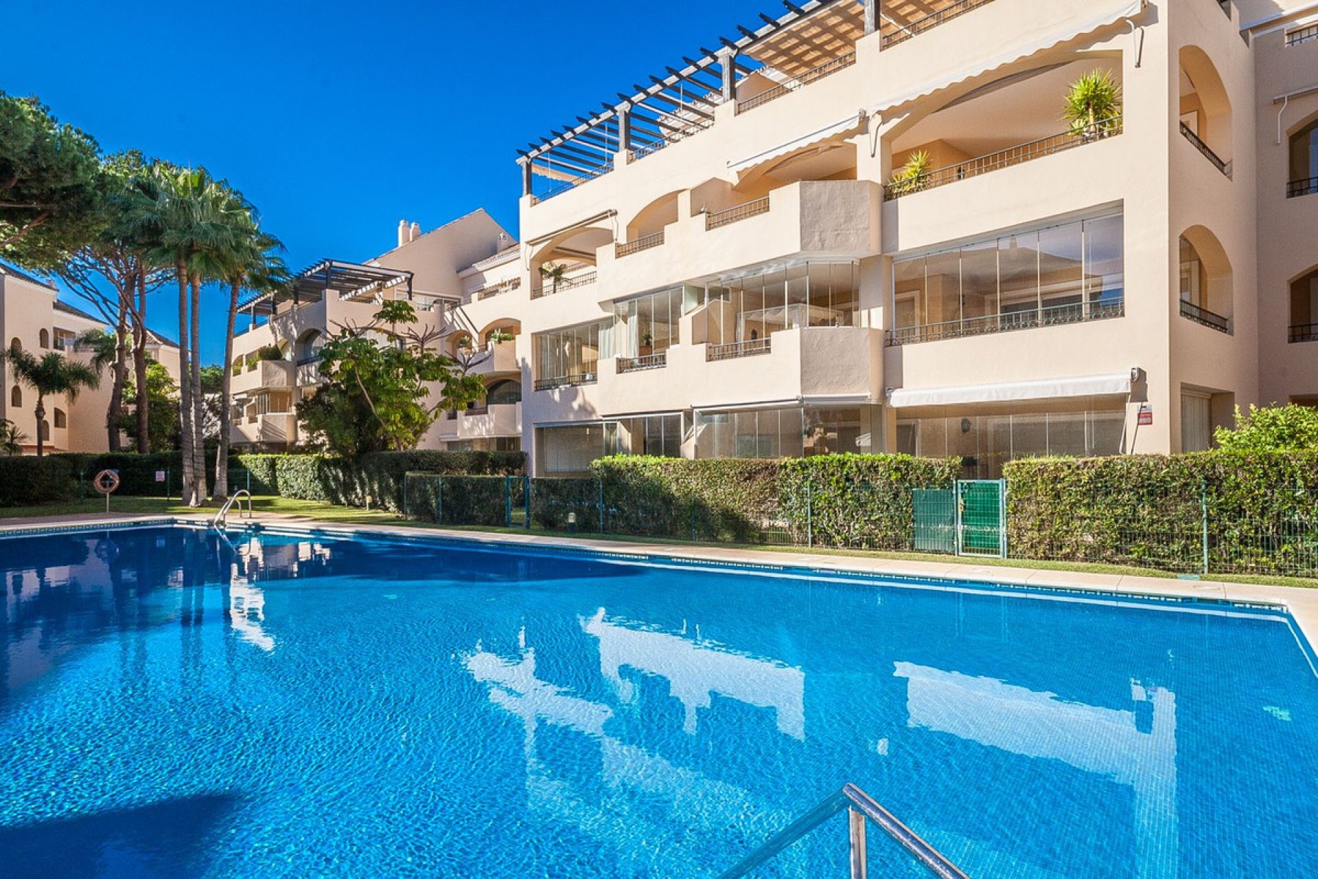 Resale - Apartment - Middle Floor Apartment - Marbella - Elviria