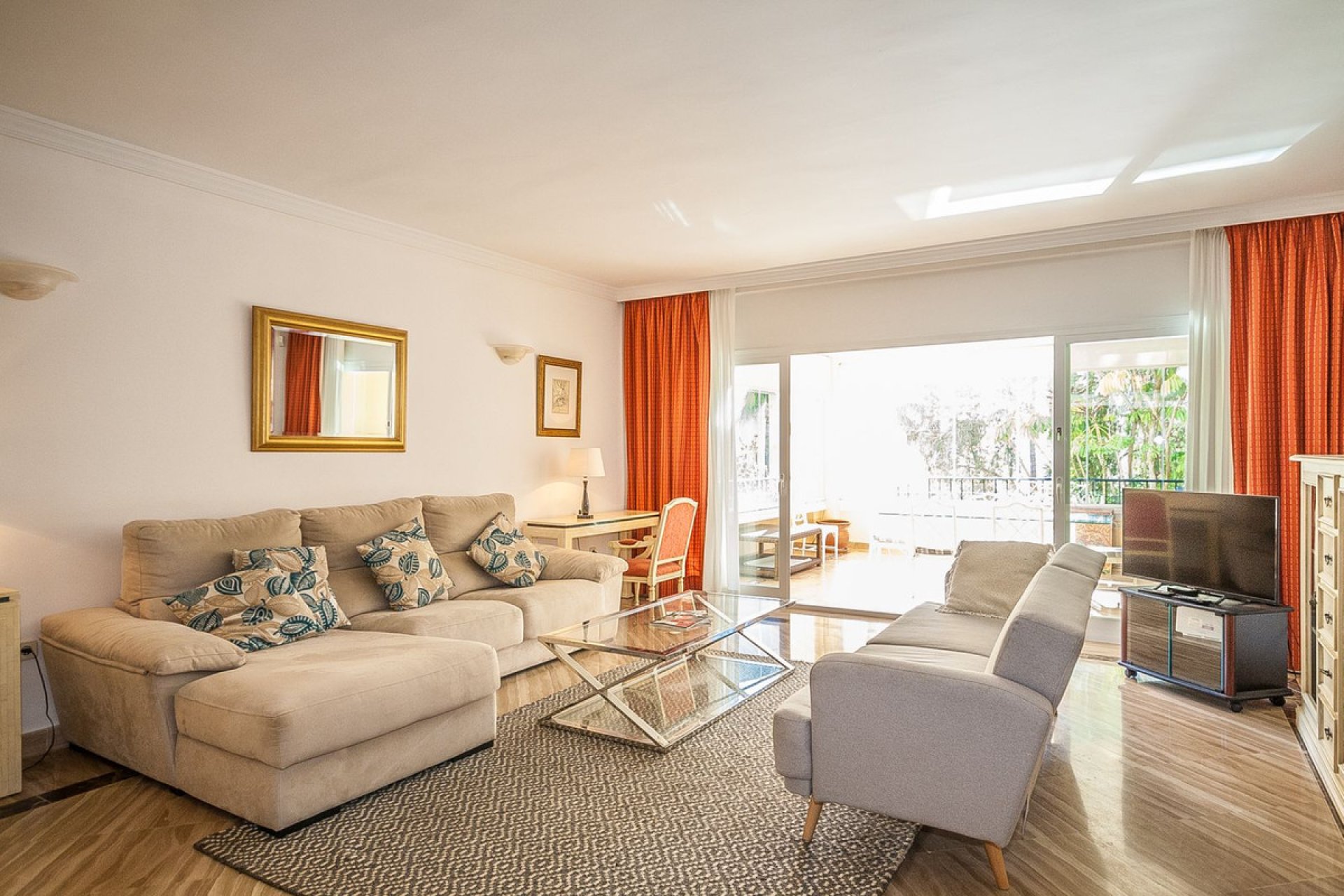 Resale - Apartment - Middle Floor Apartment - Marbella - Elviria